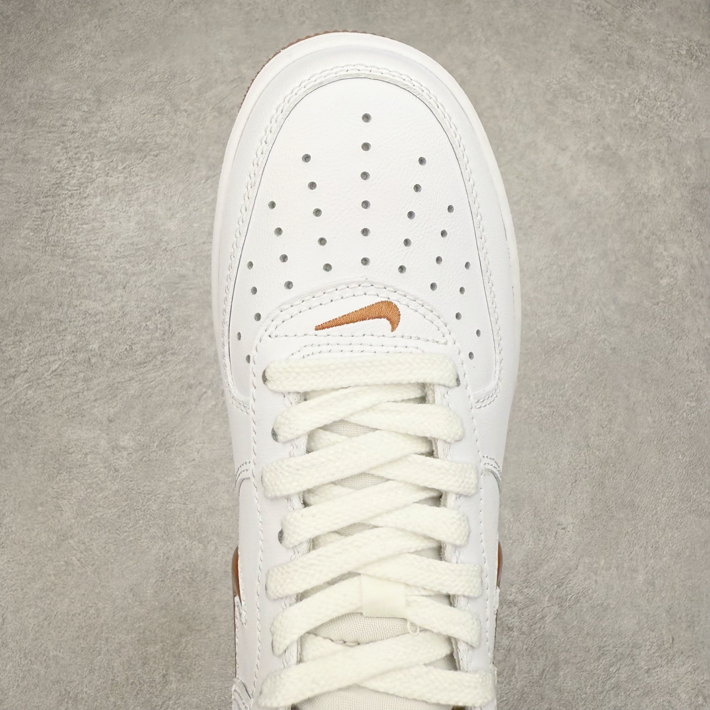 图片[4]-＃XT纯原 NK Air Force 1´07 Low 空军一号低帮百搭休闲运动板鞋 FN5924-103 顶级批次 2022全新楦头鞋型 鱼鳞大底 历时开发三个月 清洁度完美 二维码鞋标 内置芯片及solo气垫 大底高度及其弧度依照正品 钢印 logo刺绣 鞋口弧度 鞋头长度 鞋面冲孔 鞋垫背胶及钢印 完美鞋型对比正品 每一处都是细节满满 柔软、弹性十足的缓震性能和出色的中底设计 横跨复古与现代的外型结合 造就出风靡全球 三十多年的Force 1 直到今天还深受青睐 实拍调校N版已经零色差零失真 百分百还原实物色彩所见即所得 不存在货不对板色差等低级问题 选购参考实物拍摄 不混卖不参货 只用心做好货严格选品 承诺混一赔十 尺码：36 36.5 37.5 38 38.5 39 40 40.5 41 42 42.5 43 44 44.5 45-选品中心