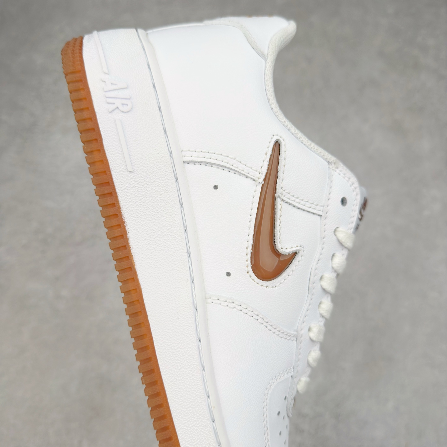 图片[6]-＃XT纯原 NK Air Force 1´07 Low 空军一号低帮百搭休闲运动板鞋 FN5924-103 顶级批次 2022全新楦头鞋型 鱼鳞大底 历时开发三个月 清洁度完美 二维码鞋标 内置芯片及solo气垫 大底高度及其弧度依照正品 钢印 logo刺绣 鞋口弧度 鞋头长度 鞋面冲孔 鞋垫背胶及钢印 完美鞋型对比正品 每一处都是细节满满 柔软、弹性十足的缓震性能和出色的中底设计 横跨复古与现代的外型结合 造就出风靡全球 三十多年的Force 1 直到今天还深受青睐 实拍调校N版已经零色差零失真 百分百还原实物色彩所见即所得 不存在货不对板色差等低级问题 选购参考实物拍摄 不混卖不参货 只用心做好货严格选品 承诺混一赔十 尺码：36 36.5 37.5 38 38.5 39 40 40.5 41 42 42.5 43 44 44.5 45-选品中心