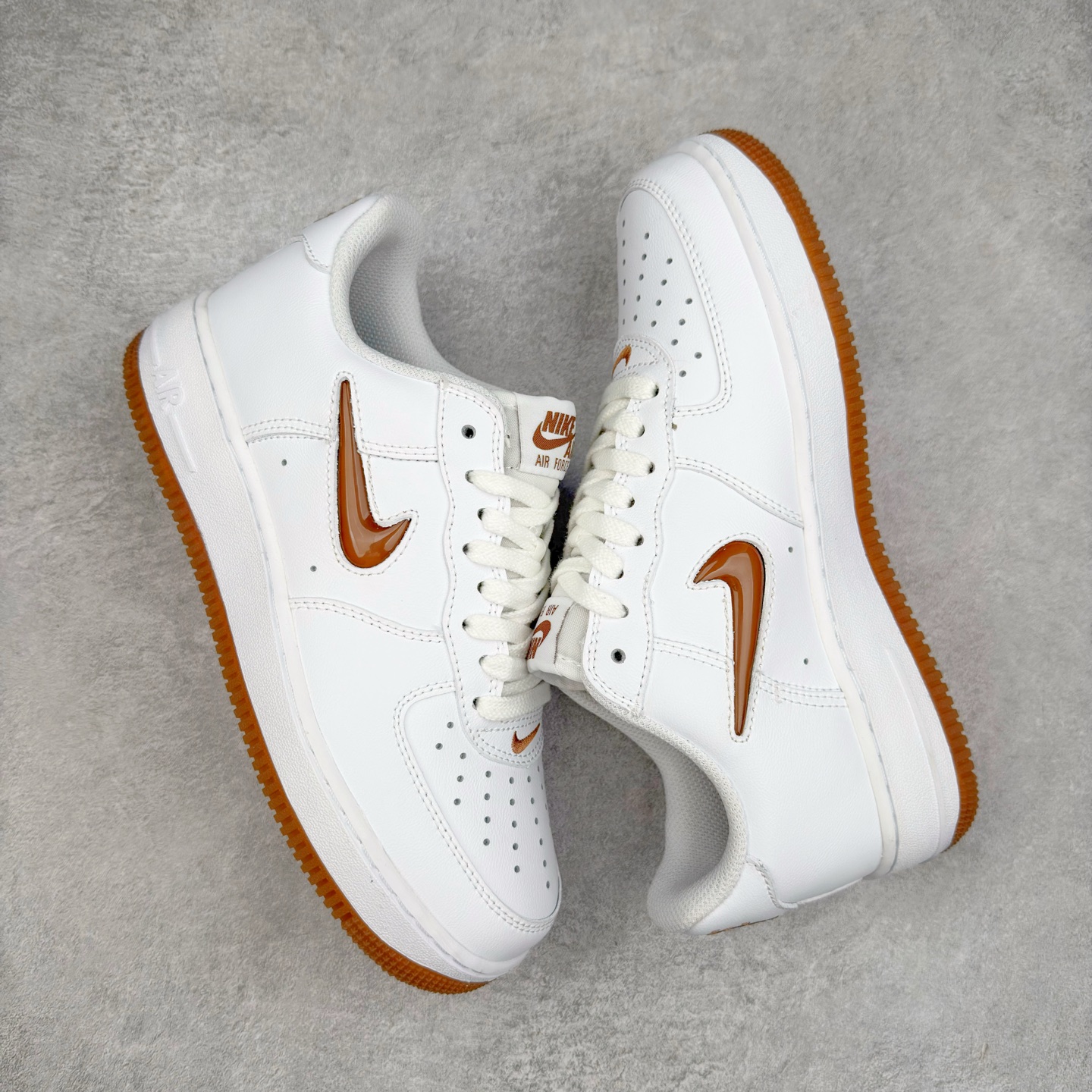 图片[3]-＃XT纯原 NK Air Force 1´07 Low 空军一号低帮百搭休闲运动板鞋 FN5924-103 顶级批次 2022全新楦头鞋型 鱼鳞大底 历时开发三个月 清洁度完美 二维码鞋标 内置芯片及solo气垫 大底高度及其弧度依照正品 钢印 logo刺绣 鞋口弧度 鞋头长度 鞋面冲孔 鞋垫背胶及钢印 完美鞋型对比正品 每一处都是细节满满 柔软、弹性十足的缓震性能和出色的中底设计 横跨复古与现代的外型结合 造就出风靡全球 三十多年的Force 1 直到今天还深受青睐 实拍调校N版已经零色差零失真 百分百还原实物色彩所见即所得 不存在货不对板色差等低级问题 选购参考实物拍摄 不混卖不参货 只用心做好货严格选品 承诺混一赔十 尺码：36 36.5 37.5 38 38.5 39 40 40.5 41 42 42.5 43 44 44.5 45-选品中心