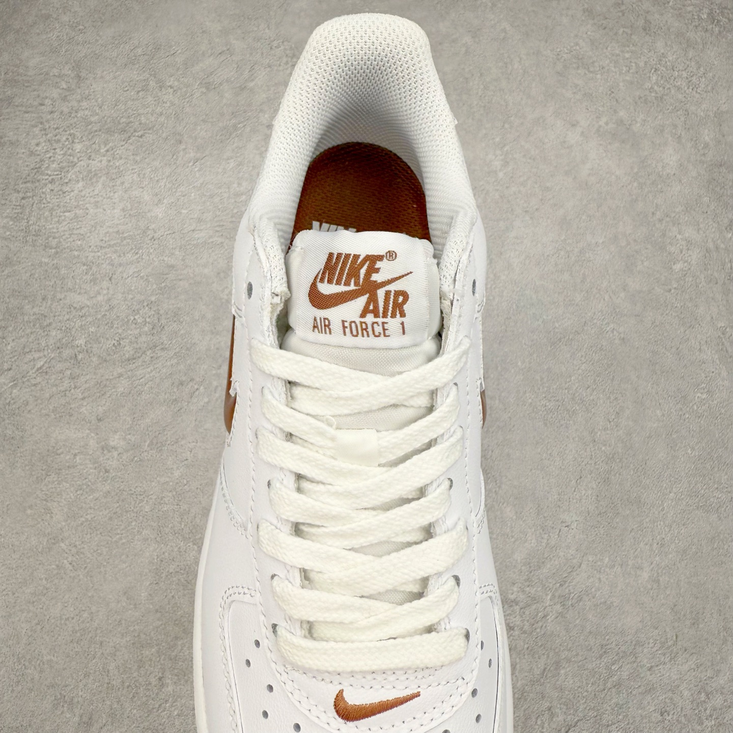 图片[5]-＃XT纯原 NK Air Force 1´07 Low 空军一号低帮百搭休闲运动板鞋 FN5924-103 顶级批次 2022全新楦头鞋型 鱼鳞大底 历时开发三个月 清洁度完美 二维码鞋标 内置芯片及solo气垫 大底高度及其弧度依照正品 钢印 logo刺绣 鞋口弧度 鞋头长度 鞋面冲孔 鞋垫背胶及钢印 完美鞋型对比正品 每一处都是细节满满 柔软、弹性十足的缓震性能和出色的中底设计 横跨复古与现代的外型结合 造就出风靡全球 三十多年的Force 1 直到今天还深受青睐 实拍调校N版已经零色差零失真 百分百还原实物色彩所见即所得 不存在货不对板色差等低级问题 选购参考实物拍摄 不混卖不参货 只用心做好货严格选品 承诺混一赔十 尺码：36 36.5 37.5 38 38.5 39 40 40.5 41 42 42.5 43 44 44.5 45-选品中心