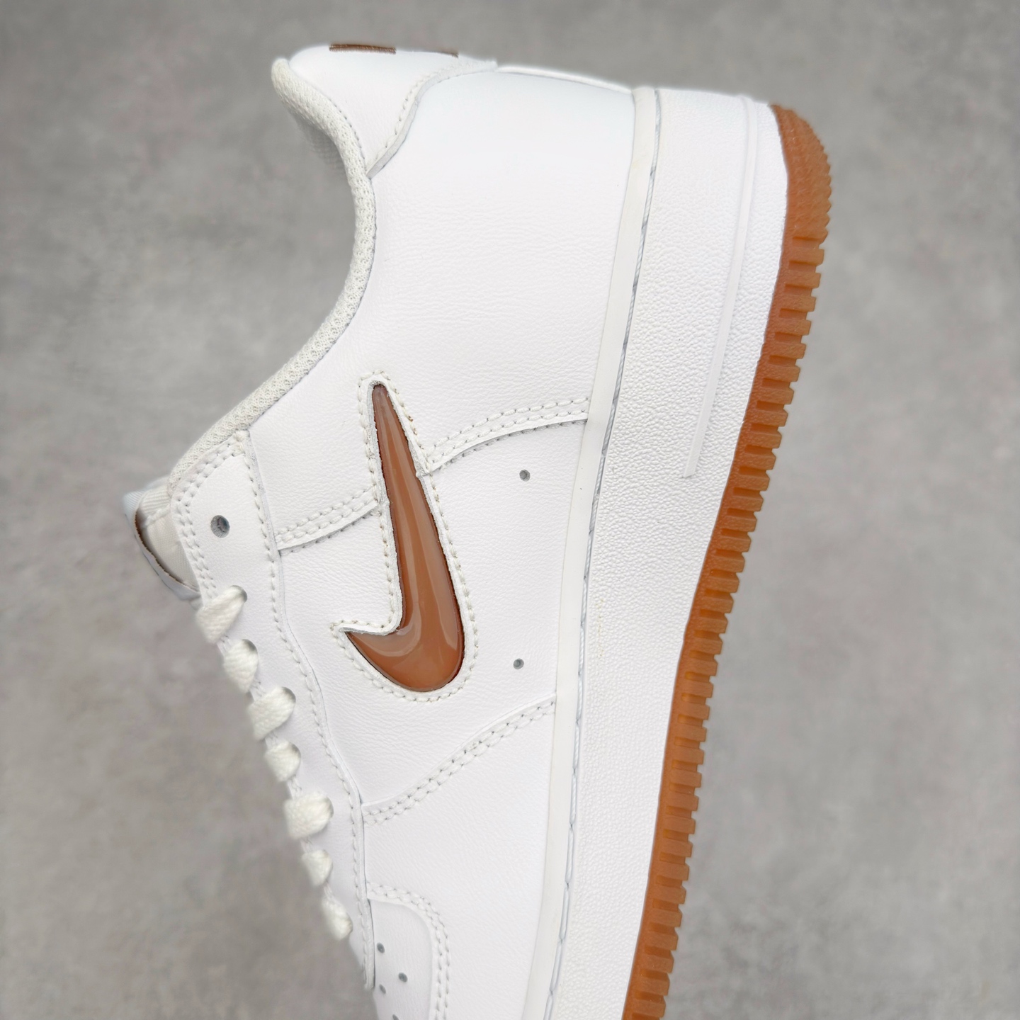 图片[7]-＃XT纯原 NK Air Force 1´07 Low 空军一号低帮百搭休闲运动板鞋 FN5924-103 顶级批次 2022全新楦头鞋型 鱼鳞大底 历时开发三个月 清洁度完美 二维码鞋标 内置芯片及solo气垫 大底高度及其弧度依照正品 钢印 logo刺绣 鞋口弧度 鞋头长度 鞋面冲孔 鞋垫背胶及钢印 完美鞋型对比正品 每一处都是细节满满 柔软、弹性十足的缓震性能和出色的中底设计 横跨复古与现代的外型结合 造就出风靡全球 三十多年的Force 1 直到今天还深受青睐 实拍调校N版已经零色差零失真 百分百还原实物色彩所见即所得 不存在货不对板色差等低级问题 选购参考实物拍摄 不混卖不参货 只用心做好货严格选品 承诺混一赔十 尺码：36 36.5 37.5 38 38.5 39 40 40.5 41 42 42.5 43 44 44.5 45-选品中心