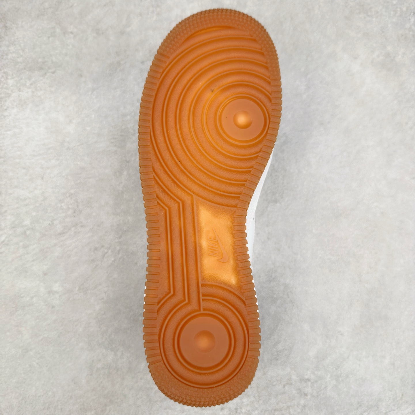 图片[9]-＃XT纯原 NK Air Force 1´07 Low 空军一号低帮百搭休闲运动板鞋 FN5924-103 顶级批次 2022全新楦头鞋型 鱼鳞大底 历时开发三个月 清洁度完美 二维码鞋标 内置芯片及solo气垫 大底高度及其弧度依照正品 钢印 logo刺绣 鞋口弧度 鞋头长度 鞋面冲孔 鞋垫背胶及钢印 完美鞋型对比正品 每一处都是细节满满 柔软、弹性十足的缓震性能和出色的中底设计 横跨复古与现代的外型结合 造就出风靡全球 三十多年的Force 1 直到今天还深受青睐 实拍调校N版已经零色差零失真 百分百还原实物色彩所见即所得 不存在货不对板色差等低级问题 选购参考实物拍摄 不混卖不参货 只用心做好货严格选品 承诺混一赔十 尺码：36 36.5 37.5 38 38.5 39 40 40.5 41 42 42.5 43 44 44.5 45-选品中心