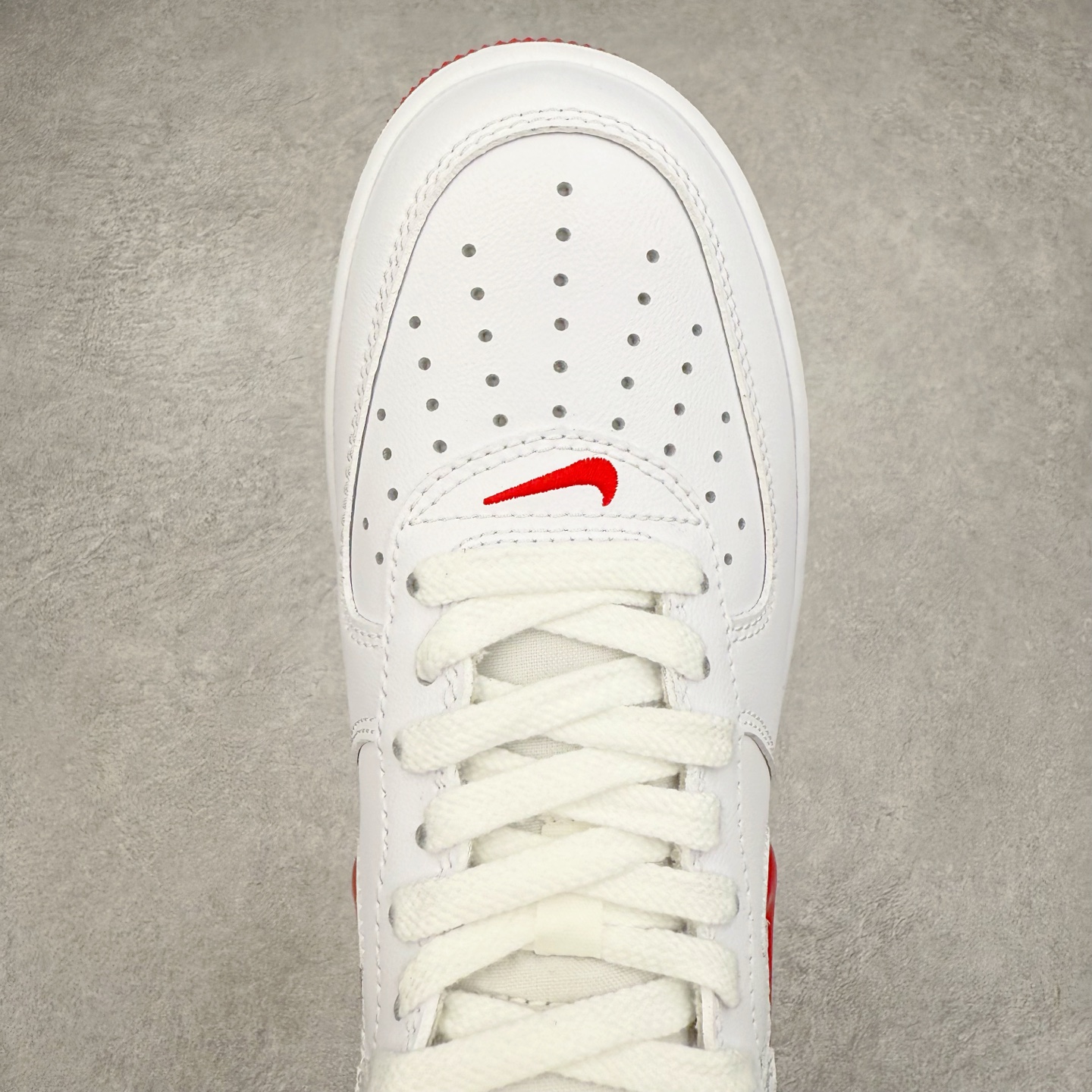 图片[4]-＃XT纯原 NK Air Force 1´07 Low 空军一号低帮百搭休闲运动板鞋 FN5924-101 顶级批次 2022全新楦头鞋型 鱼鳞大底 历时开发三个月 清洁度完美 二维码鞋标 内置芯片及solo气垫 大底高度及其弧度依照正品 钢印 logo刺绣 鞋口弧度 鞋头长度 鞋面冲孔 鞋垫背胶及钢印 完美鞋型对比正品 每一处都是细节满满 柔软、弹性十足的缓震性能和出色的中底设计 横跨复古与现代的外型结合 造就出风靡全球 三十多年的Force 1 直到今天还深受青睐 实拍调校N版已经零色差零失真 百分百还原实物色彩所见即所得 不存在货不对板色差等低级问题 选购参考实物拍摄 不混卖不参货 只用心做好货严格选品 承诺混一赔十 尺码：36 36.5 37.5 38 38.5 39 40 40.5 41 42 42.5 43 44 44.5 45-选品中心