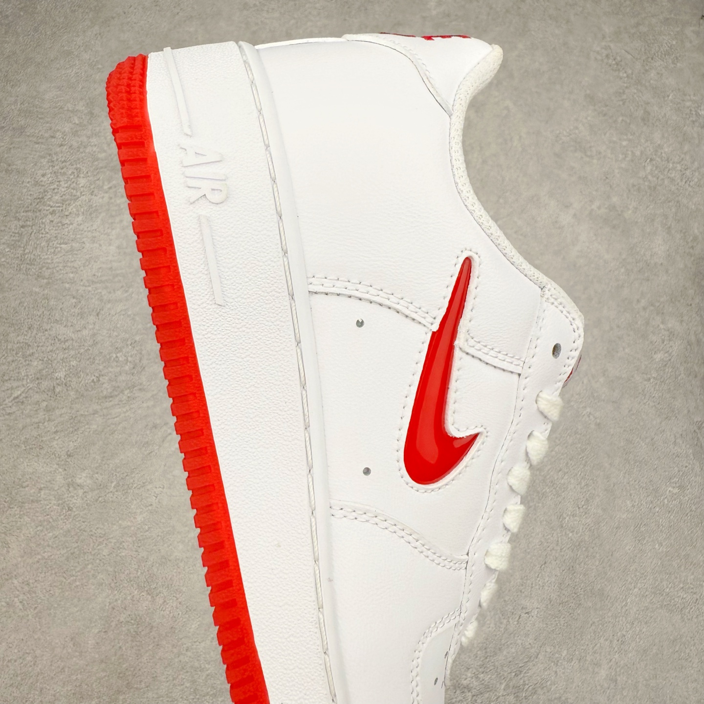 图片[6]-＃XT纯原 NK Air Force 1´07 Low 空军一号低帮百搭休闲运动板鞋 FN5924-101 顶级批次 2022全新楦头鞋型 鱼鳞大底 历时开发三个月 清洁度完美 二维码鞋标 内置芯片及solo气垫 大底高度及其弧度依照正品 钢印 logo刺绣 鞋口弧度 鞋头长度 鞋面冲孔 鞋垫背胶及钢印 完美鞋型对比正品 每一处都是细节满满 柔软、弹性十足的缓震性能和出色的中底设计 横跨复古与现代的外型结合 造就出风靡全球 三十多年的Force 1 直到今天还深受青睐 实拍调校N版已经零色差零失真 百分百还原实物色彩所见即所得 不存在货不对板色差等低级问题 选购参考实物拍摄 不混卖不参货 只用心做好货严格选品 承诺混一赔十 尺码：36 36.5 37.5 38 38.5 39 40 40.5 41 42 42.5 43 44 44.5 45-选品中心