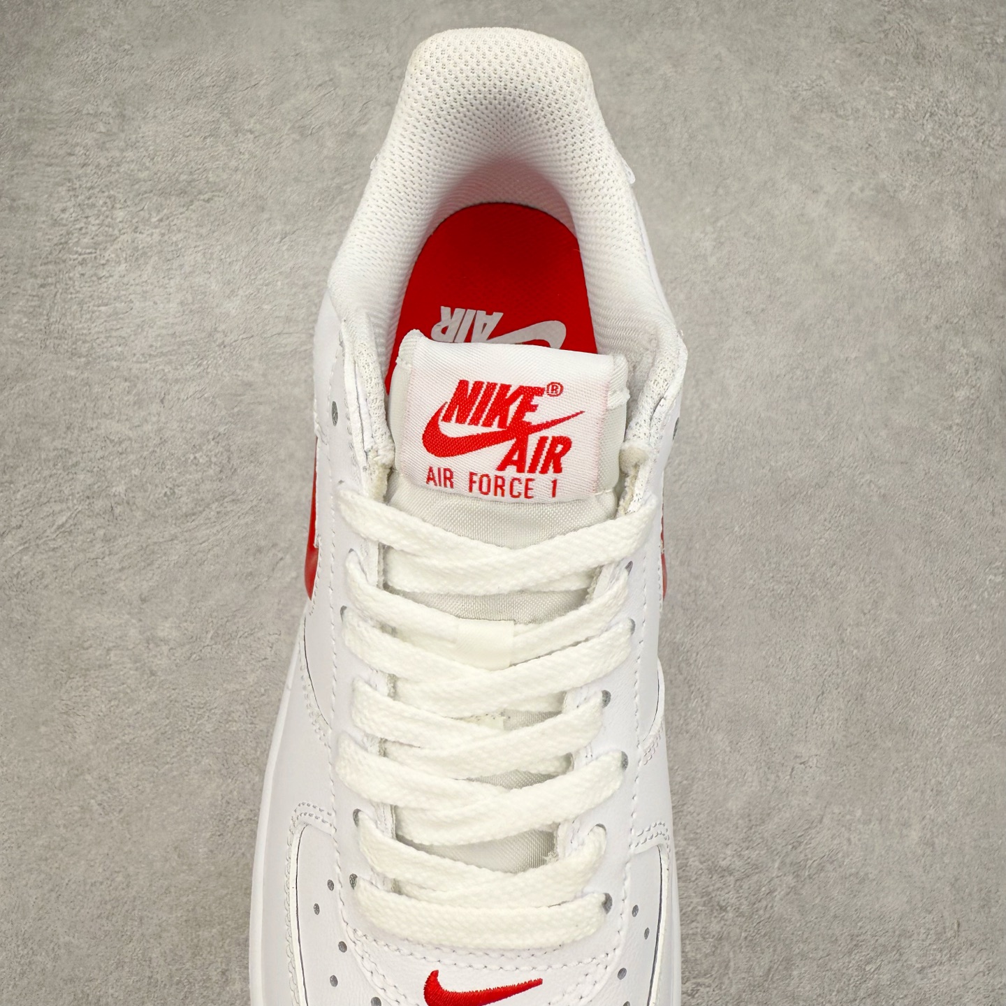 图片[5]-＃XT纯原 NK Air Force 1´07 Low 空军一号低帮百搭休闲运动板鞋 FN5924-101 顶级批次 2022全新楦头鞋型 鱼鳞大底 历时开发三个月 清洁度完美 二维码鞋标 内置芯片及solo气垫 大底高度及其弧度依照正品 钢印 logo刺绣 鞋口弧度 鞋头长度 鞋面冲孔 鞋垫背胶及钢印 完美鞋型对比正品 每一处都是细节满满 柔软、弹性十足的缓震性能和出色的中底设计 横跨复古与现代的外型结合 造就出风靡全球 三十多年的Force 1 直到今天还深受青睐 实拍调校N版已经零色差零失真 百分百还原实物色彩所见即所得 不存在货不对板色差等低级问题 选购参考实物拍摄 不混卖不参货 只用心做好货严格选品 承诺混一赔十 尺码：36 36.5 37.5 38 38.5 39 40 40.5 41 42 42.5 43 44 44.5 45-选品中心