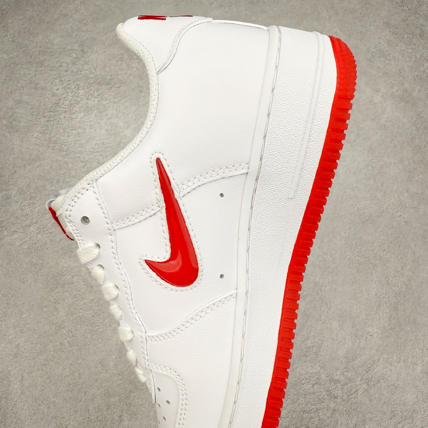 图片[7]-＃XT纯原 NK Air Force 1´07 Low 空军一号低帮百搭休闲运动板鞋 FN5924-101 顶级批次 2022全新楦头鞋型 鱼鳞大底 历时开发三个月 清洁度完美 二维码鞋标 内置芯片及solo气垫 大底高度及其弧度依照正品 钢印 logo刺绣 鞋口弧度 鞋头长度 鞋面冲孔 鞋垫背胶及钢印 完美鞋型对比正品 每一处都是细节满满 柔软、弹性十足的缓震性能和出色的中底设计 横跨复古与现代的外型结合 造就出风靡全球 三十多年的Force 1 直到今天还深受青睐 实拍调校N版已经零色差零失真 百分百还原实物色彩所见即所得 不存在货不对板色差等低级问题 选购参考实物拍摄 不混卖不参货 只用心做好货严格选品 承诺混一赔十 尺码：36 36.5 37.5 38 38.5 39 40 40.5 41 42 42.5 43 44 44.5 45-选品中心