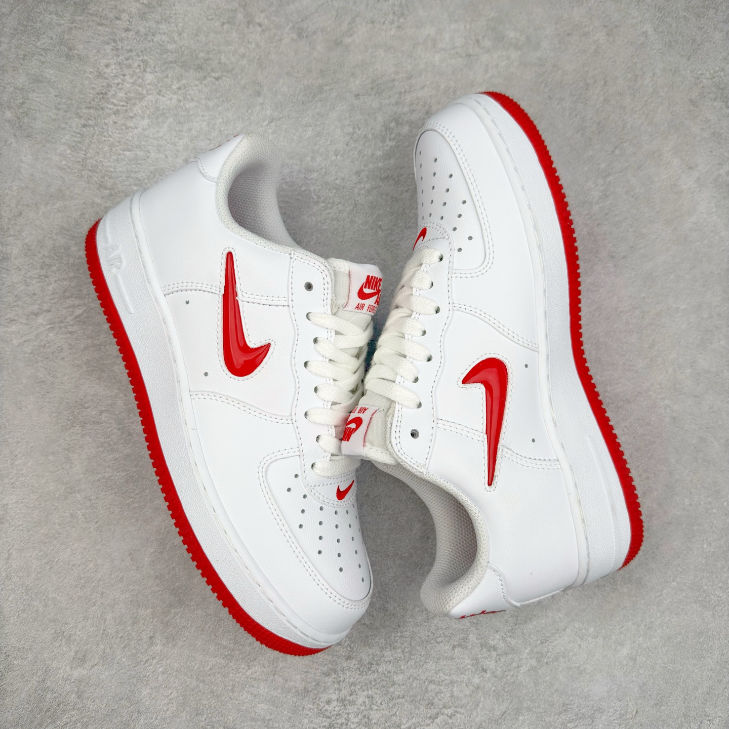 图片[3]-＃XT纯原 NK Air Force 1´07 Low 空军一号低帮百搭休闲运动板鞋 FN5924-101 顶级批次 2022全新楦头鞋型 鱼鳞大底 历时开发三个月 清洁度完美 二维码鞋标 内置芯片及solo气垫 大底高度及其弧度依照正品 钢印 logo刺绣 鞋口弧度 鞋头长度 鞋面冲孔 鞋垫背胶及钢印 完美鞋型对比正品 每一处都是细节满满 柔软、弹性十足的缓震性能和出色的中底设计 横跨复古与现代的外型结合 造就出风靡全球 三十多年的Force 1 直到今天还深受青睐 实拍调校N版已经零色差零失真 百分百还原实物色彩所见即所得 不存在货不对板色差等低级问题 选购参考实物拍摄 不混卖不参货 只用心做好货严格选品 承诺混一赔十 尺码：36 36.5 37.5 38 38.5 39 40 40.5 41 42 42.5 43 44 44.5 45-选品中心