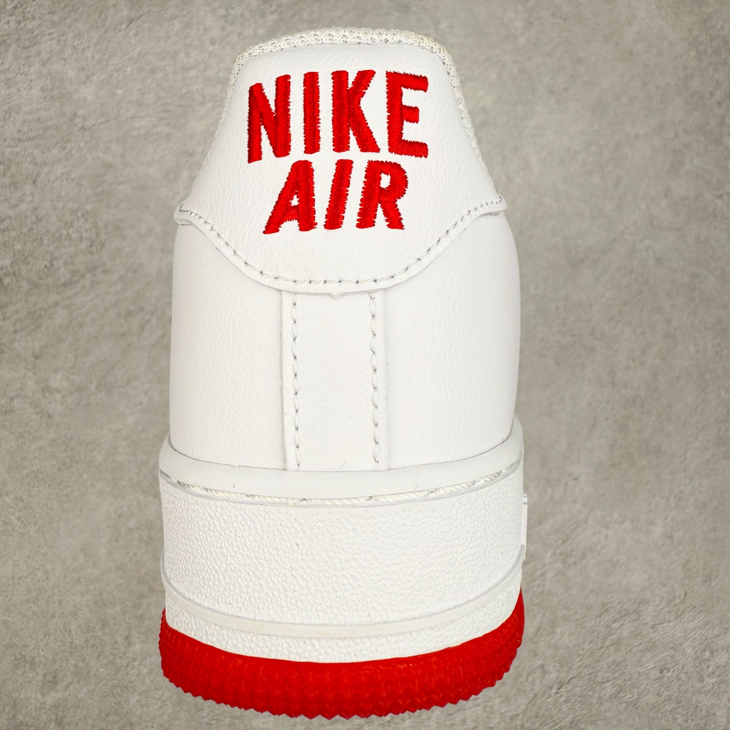 图片[8]-＃XT纯原 NK Air Force 1´07 Low 空军一号低帮百搭休闲运动板鞋 FN5924-101 顶级批次 2022全新楦头鞋型 鱼鳞大底 历时开发三个月 清洁度完美 二维码鞋标 内置芯片及solo气垫 大底高度及其弧度依照正品 钢印 logo刺绣 鞋口弧度 鞋头长度 鞋面冲孔 鞋垫背胶及钢印 完美鞋型对比正品 每一处都是细节满满 柔软、弹性十足的缓震性能和出色的中底设计 横跨复古与现代的外型结合 造就出风靡全球 三十多年的Force 1 直到今天还深受青睐 实拍调校N版已经零色差零失真 百分百还原实物色彩所见即所得 不存在货不对板色差等低级问题 选购参考实物拍摄 不混卖不参货 只用心做好货严格选品 承诺混一赔十 尺码：36 36.5 37.5 38 38.5 39 40 40.5 41 42 42.5 43 44 44.5 45-选品中心