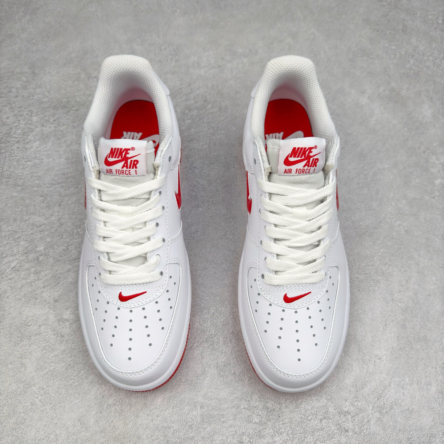 图片[2]-＃XT纯原 NK Air Force 1´07 Low 空军一号低帮百搭休闲运动板鞋 FN5924-101 顶级批次 2022全新楦头鞋型 鱼鳞大底 历时开发三个月 清洁度完美 二维码鞋标 内置芯片及solo气垫 大底高度及其弧度依照正品 钢印 logo刺绣 鞋口弧度 鞋头长度 鞋面冲孔 鞋垫背胶及钢印 完美鞋型对比正品 每一处都是细节满满 柔软、弹性十足的缓震性能和出色的中底设计 横跨复古与现代的外型结合 造就出风靡全球 三十多年的Force 1 直到今天还深受青睐 实拍调校N版已经零色差零失真 百分百还原实物色彩所见即所得 不存在货不对板色差等低级问题 选购参考实物拍摄 不混卖不参货 只用心做好货严格选品 承诺混一赔十 尺码：36 36.5 37.5 38 38.5 39 40 40.5 41 42 42.5 43 44 44.5 45-选品中心