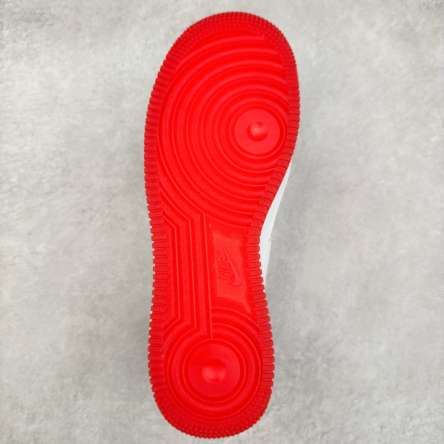 图片[9]-＃XT纯原 NK Air Force 1´07 Low 空军一号低帮百搭休闲运动板鞋 FN5924-101 顶级批次 2022全新楦头鞋型 鱼鳞大底 历时开发三个月 清洁度完美 二维码鞋标 内置芯片及solo气垫 大底高度及其弧度依照正品 钢印 logo刺绣 鞋口弧度 鞋头长度 鞋面冲孔 鞋垫背胶及钢印 完美鞋型对比正品 每一处都是细节满满 柔软、弹性十足的缓震性能和出色的中底设计 横跨复古与现代的外型结合 造就出风靡全球 三十多年的Force 1 直到今天还深受青睐 实拍调校N版已经零色差零失真 百分百还原实物色彩所见即所得 不存在货不对板色差等低级问题 选购参考实物拍摄 不混卖不参货 只用心做好货严格选品 承诺混一赔十 尺码：36 36.5 37.5 38 38.5 39 40 40.5 41 42 42.5 43 44 44.5 45-选品中心