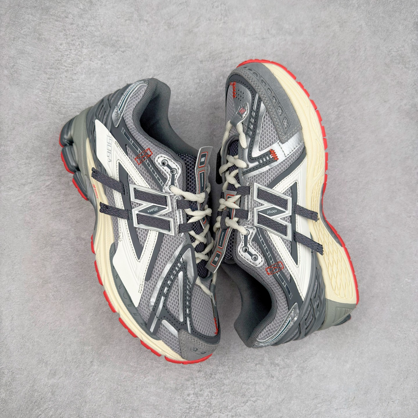 图片[3]-New Balance M1906R NB新百伦系列复古老爹风休闲运动慢跑鞋 日韩出口特供订单 全网最全配色 配套商长期套现长期补货 全新货品 正常出厂触屏不到的单价 超级跑量款 全套原楦原纸板原厂数据开发 进口三明治网面 原装进口翻毛皮料正确绒感卡色 正确中底拉帮中底网布细节 采用轻质牛剖革拼接透气网眼衬垫织物鞋面材质 T-Beam大底提供足步弓支撑 保持步态稳定 后跟搭载外露缓震胶 鞋身整体以各种深浅不一的灰色覆盖 鞋头以淡蓝色调装饰 网眼衬垫通过不规律的色块实现做旧的美感 泛黄的鞋底更是进一步增添了复古气息 尺码：36 37 37.5 38 38.5 39.5 40 40.5 41.5 42 42.5 43 44 45-选品中心