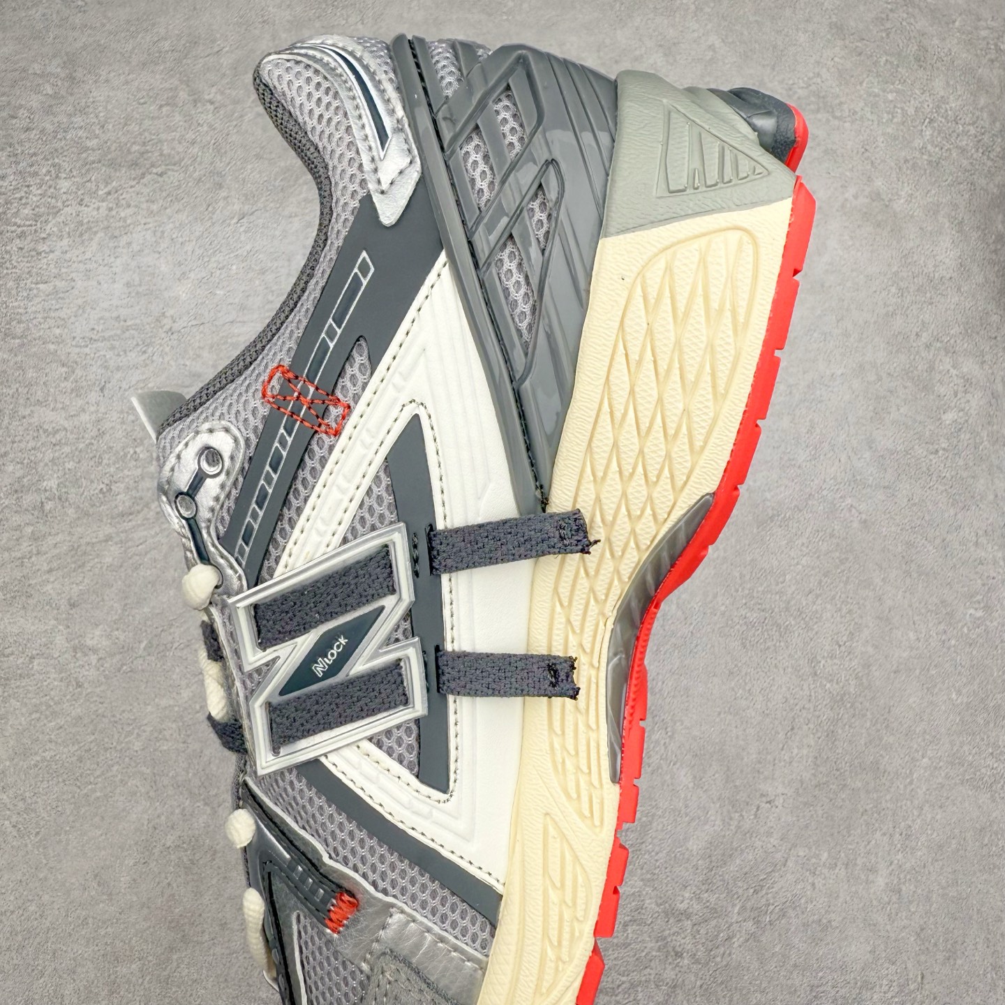 图片[7]-New Balance M1906R NB新百伦系列复古老爹风休闲运动慢跑鞋 日韩出口特供订单 全网最全配色 配套商长期套现长期补货 全新货品 正常出厂触屏不到的单价 超级跑量款 全套原楦原纸板原厂数据开发 进口三明治网面 原装进口翻毛皮料正确绒感卡色 正确中底拉帮中底网布细节 采用轻质牛剖革拼接透气网眼衬垫织物鞋面材质 T-Beam大底提供足步弓支撑 保持步态稳定 后跟搭载外露缓震胶 鞋身整体以各种深浅不一的灰色覆盖 鞋头以淡蓝色调装饰 网眼衬垫通过不规律的色块实现做旧的美感 泛黄的鞋底更是进一步增添了复古气息 尺码：36 37 37.5 38 38.5 39.5 40 40.5 41.5 42 42.5 43 44 45-选品中心