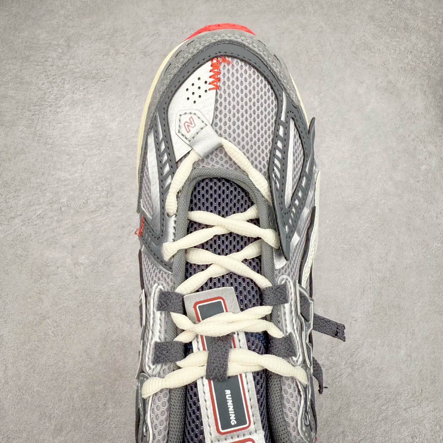 图片[4]-New Balance M1906R NB新百伦系列复古老爹风休闲运动慢跑鞋 日韩出口特供订单 全网最全配色 配套商长期套现长期补货 全新货品 正常出厂触屏不到的单价 超级跑量款 全套原楦原纸板原厂数据开发 进口三明治网面 原装进口翻毛皮料正确绒感卡色 正确中底拉帮中底网布细节 采用轻质牛剖革拼接透气网眼衬垫织物鞋面材质 T-Beam大底提供足步弓支撑 保持步态稳定 后跟搭载外露缓震胶 鞋身整体以各种深浅不一的灰色覆盖 鞋头以淡蓝色调装饰 网眼衬垫通过不规律的色块实现做旧的美感 泛黄的鞋底更是进一步增添了复古气息 尺码：36 37 37.5 38 38.5 39.5 40 40.5 41.5 42 42.5 43 44 45-选品中心