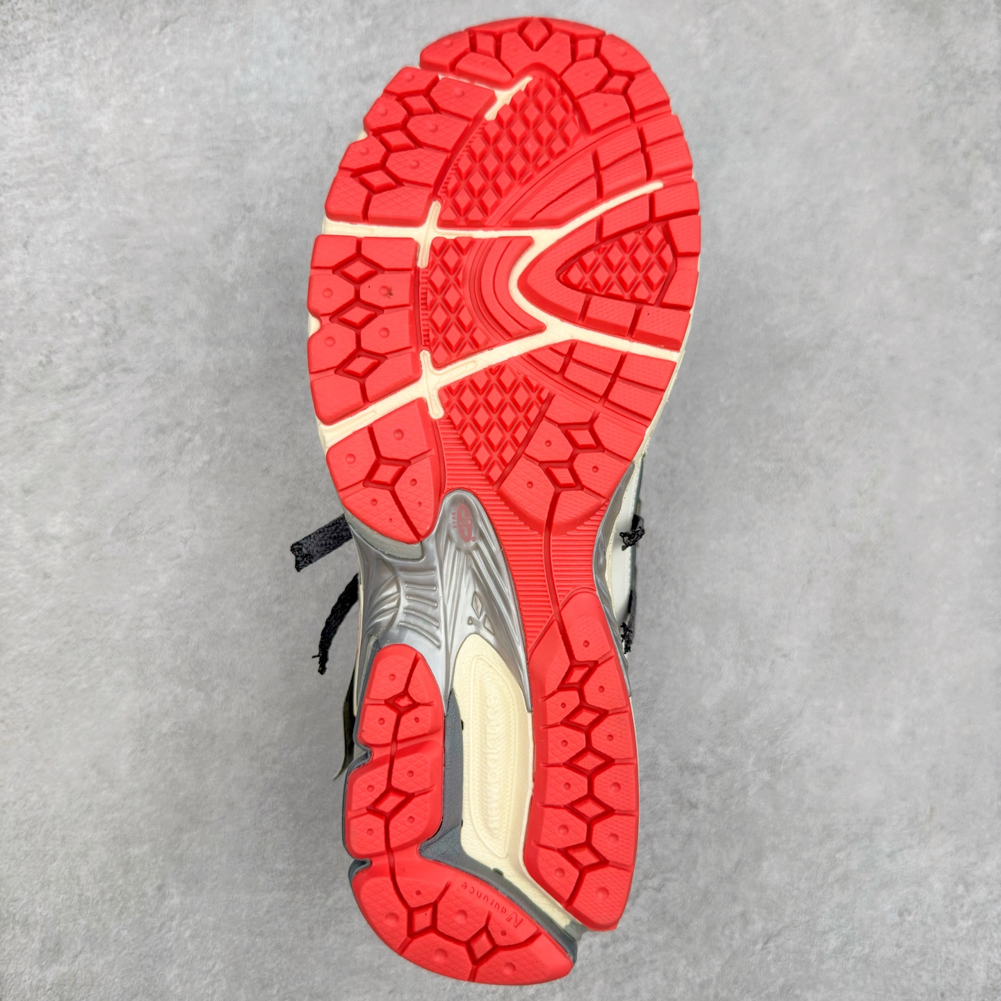 图片[9]-New Balance M1906R NB新百伦系列复古老爹风休闲运动慢跑鞋 日韩出口特供订单 全网最全配色 配套商长期套现长期补货 全新货品 正常出厂触屏不到的单价 超级跑量款 全套原楦原纸板原厂数据开发 进口三明治网面 原装进口翻毛皮料正确绒感卡色 正确中底拉帮中底网布细节 采用轻质牛剖革拼接透气网眼衬垫织物鞋面材质 T-Beam大底提供足步弓支撑 保持步态稳定 后跟搭载外露缓震胶 鞋身整体以各种深浅不一的灰色覆盖 鞋头以淡蓝色调装饰 网眼衬垫通过不规律的色块实现做旧的美感 泛黄的鞋底更是进一步增添了复古气息 尺码：36 37 37.5 38 38.5 39.5 40 40.5 41.5 42 42.5 43 44 45-选品中心