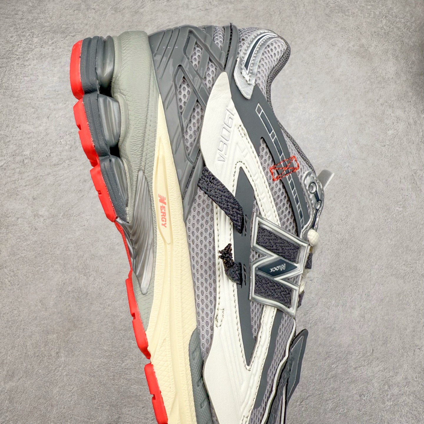 图片[6]-New Balance M1906R NB新百伦系列复古老爹风休闲运动慢跑鞋 日韩出口特供订单 全网最全配色 配套商长期套现长期补货 全新货品 正常出厂触屏不到的单价 超级跑量款 全套原楦原纸板原厂数据开发 进口三明治网面 原装进口翻毛皮料正确绒感卡色 正确中底拉帮中底网布细节 采用轻质牛剖革拼接透气网眼衬垫织物鞋面材质 T-Beam大底提供足步弓支撑 保持步态稳定 后跟搭载外露缓震胶 鞋身整体以各种深浅不一的灰色覆盖 鞋头以淡蓝色调装饰 网眼衬垫通过不规律的色块实现做旧的美感 泛黄的鞋底更是进一步增添了复古气息 尺码：36 37 37.5 38 38.5 39.5 40 40.5 41.5 42 42.5 43 44 45-选品中心