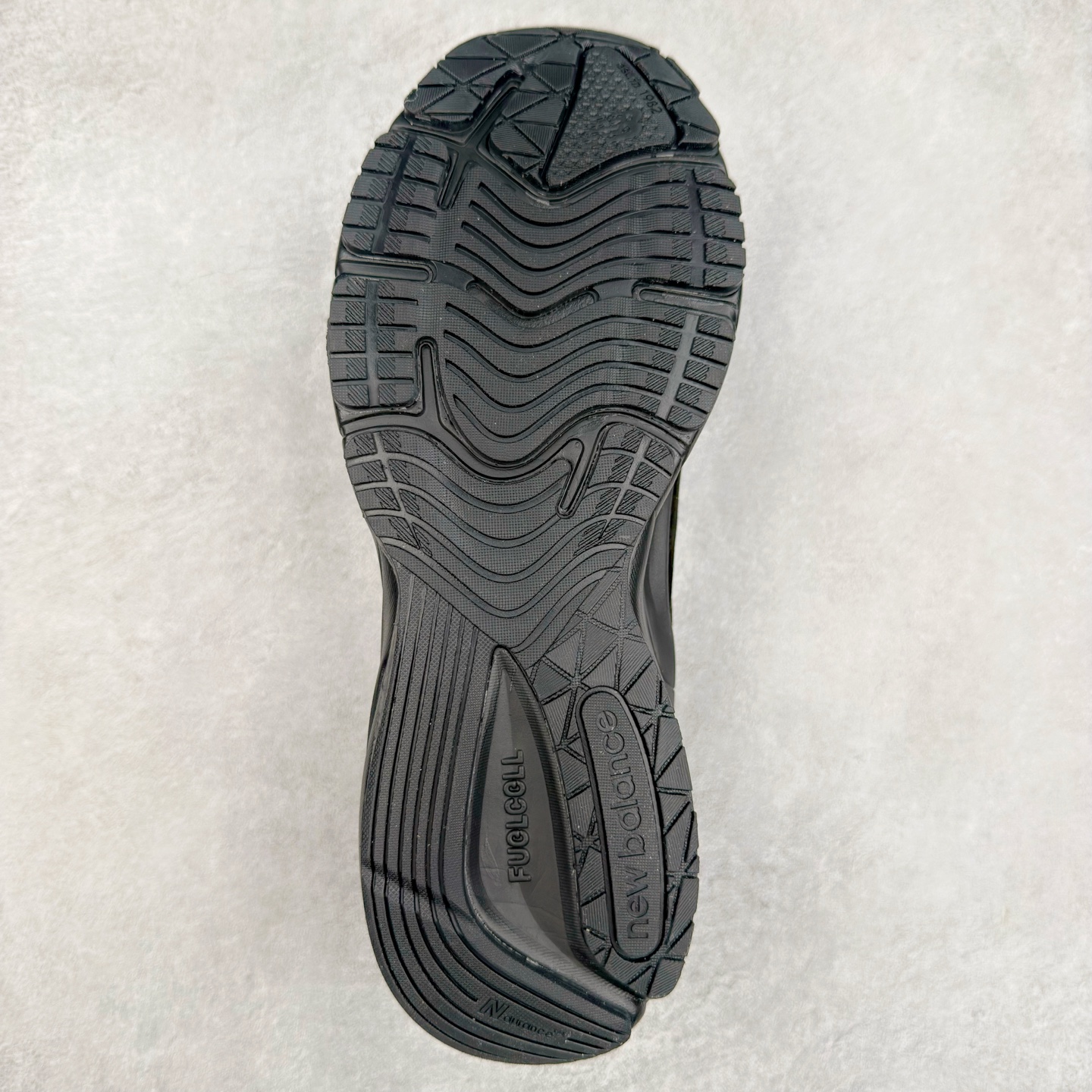 图片[9]-New Balance U990BB6 新百伦NB990V6 黑色 第六代总统复古慢跑鞋 这是一双极具现代感设计的复古跑鞋 990v6 鞋面大部分面积依旧采用麂皮和织物材质覆盖 从各种细节上看也还是有点 990v5 的影子 但相比 990v5 990v6 鞋面各种材质的拼接会更加复杂 这次 990v6 最大的改变相信大家应该也发现了 就是看上去貌似比 990v4 和 990v5 两代鞋款加起来还要厚的鞋底 其实这是 New Balance 首次采用的三重缓震组合鞋底 除了之前就有的 ABZORB 缓震科技和 ENCAP 中底 这次新加入了 FuelCell 缓震科技 看来舒适度和增高度 都要更上一层楼呀 990v6 的侧标 Logo 设计少见地没有印在绒面皮革上 而是置于网眼面料以及横跨鞋身的皮革织带之上 同时鞋舌上的标签设计并没有延用此前 990v4 和 990v5 采用的样式设计 而是采用了一种新的类似于三角徽章的设计 所以对于鞋款上的更新变化 既有延续经典的设计 也有创新性的改变 尺码：36 37 37.5 38 38.5 39 40 40.5 41.5 42 42.5 43 44 44.5 45-选品中心