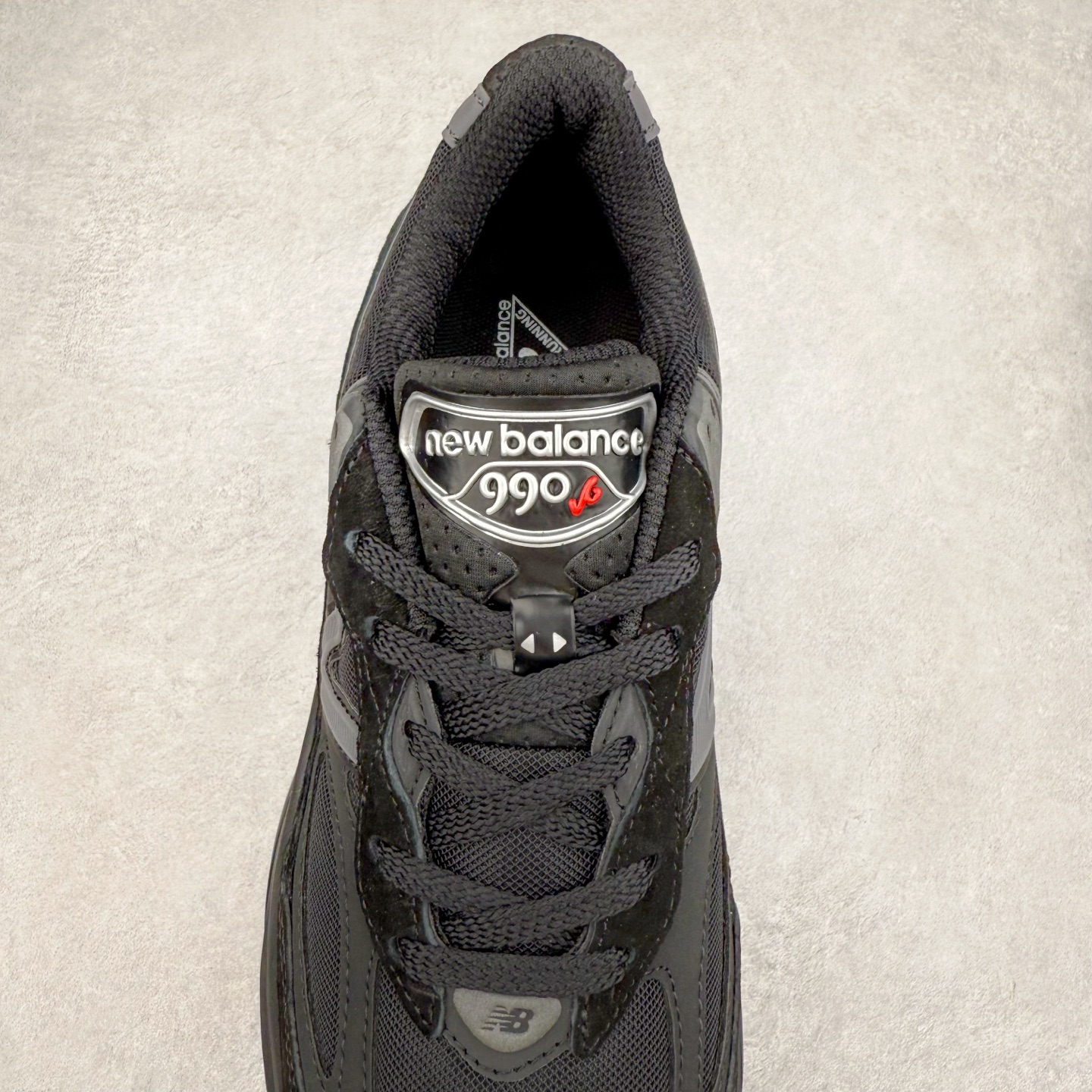 图片[5]-New Balance U990BB6 新百伦NB990V6 黑色 第六代总统复古慢跑鞋 这是一双极具现代感设计的复古跑鞋 990v6 鞋面大部分面积依旧采用麂皮和织物材质覆盖 从各种细节上看也还是有点 990v5 的影子 但相比 990v5 990v6 鞋面各种材质的拼接会更加复杂 这次 990v6 最大的改变相信大家应该也发现了 就是看上去貌似比 990v4 和 990v5 两代鞋款加起来还要厚的鞋底 其实这是 New Balance 首次采用的三重缓震组合鞋底 除了之前就有的 ABZORB 缓震科技和 ENCAP 中底 这次新加入了 FuelCell 缓震科技 看来舒适度和增高度 都要更上一层楼呀 990v6 的侧标 Logo 设计少见地没有印在绒面皮革上 而是置于网眼面料以及横跨鞋身的皮革织带之上 同时鞋舌上的标签设计并没有延用此前 990v4 和 990v5 采用的样式设计 而是采用了一种新的类似于三角徽章的设计 所以对于鞋款上的更新变化 既有延续经典的设计 也有创新性的改变 尺码：36 37 37.5 38 38.5 39 40 40.5 41.5 42 42.5 43 44 44.5 45-选品中心