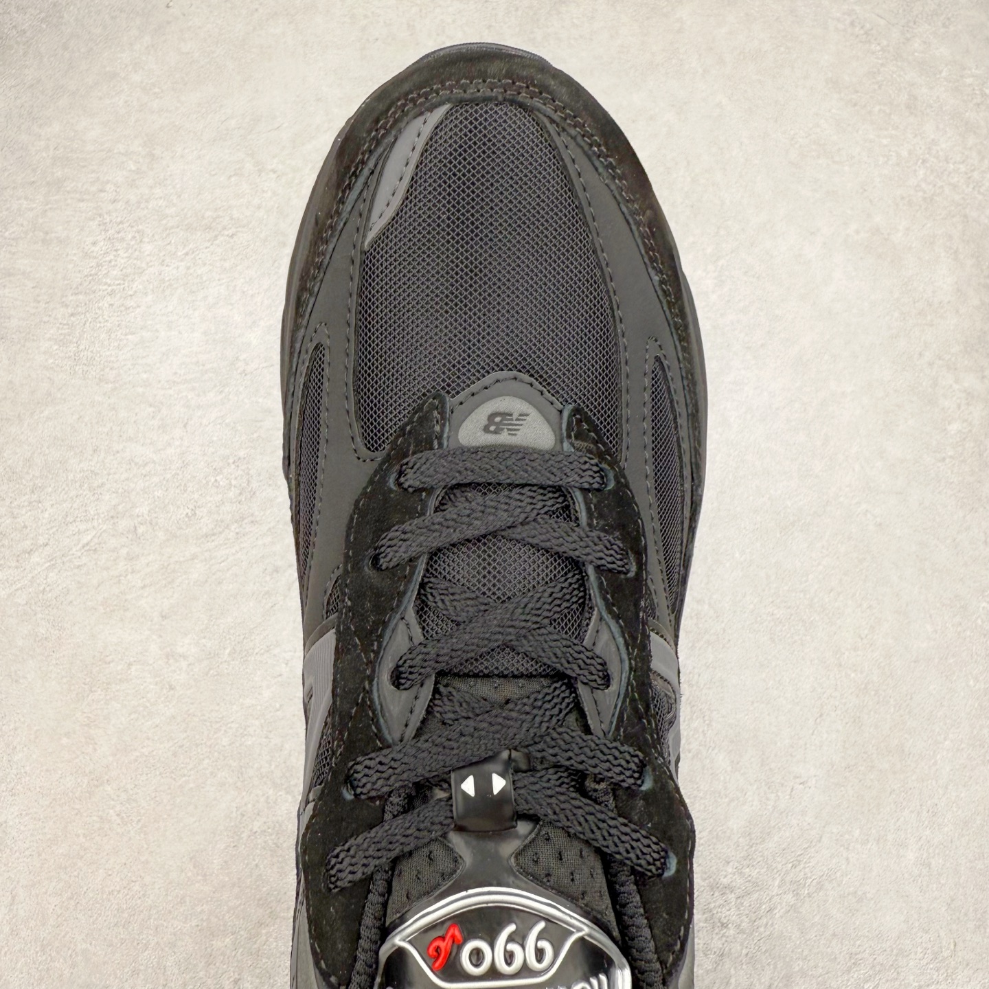 图片[4]-New Balance U990BB6 新百伦NB990V6 黑色 第六代总统复古慢跑鞋 这是一双极具现代感设计的复古跑鞋 990v6 鞋面大部分面积依旧采用麂皮和织物材质覆盖 从各种细节上看也还是有点 990v5 的影子 但相比 990v5 990v6 鞋面各种材质的拼接会更加复杂 这次 990v6 最大的改变相信大家应该也发现了 就是看上去貌似比 990v4 和 990v5 两代鞋款加起来还要厚的鞋底 其实这是 New Balance 首次采用的三重缓震组合鞋底 除了之前就有的 ABZORB 缓震科技和 ENCAP 中底 这次新加入了 FuelCell 缓震科技 看来舒适度和增高度 都要更上一层楼呀 990v6 的侧标 Logo 设计少见地没有印在绒面皮革上 而是置于网眼面料以及横跨鞋身的皮革织带之上 同时鞋舌上的标签设计并没有延用此前 990v4 和 990v5 采用的样式设计 而是采用了一种新的类似于三角徽章的设计 所以对于鞋款上的更新变化 既有延续经典的设计 也有创新性的改变 尺码：36 37 37.5 38 38.5 39 40 40.5 41.5 42 42.5 43 44 44.5 45-选品中心