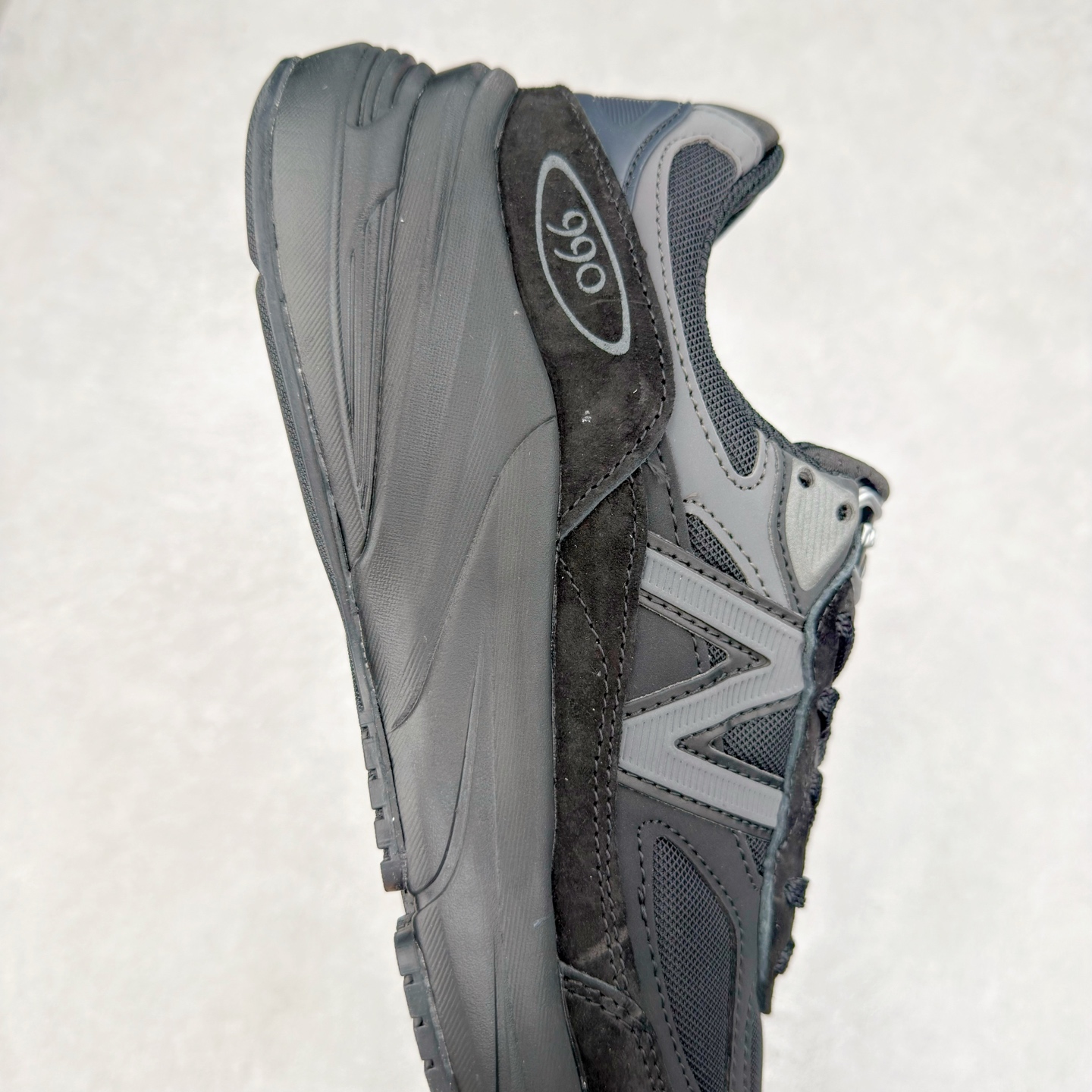 图片[6]-New Balance U990BB6 新百伦NB990V6 黑色 第六代总统复古慢跑鞋 这是一双极具现代感设计的复古跑鞋 990v6 鞋面大部分面积依旧采用麂皮和织物材质覆盖 从各种细节上看也还是有点 990v5 的影子 但相比 990v5 990v6 鞋面各种材质的拼接会更加复杂 这次 990v6 最大的改变相信大家应该也发现了 就是看上去貌似比 990v4 和 990v5 两代鞋款加起来还要厚的鞋底 其实这是 New Balance 首次采用的三重缓震组合鞋底 除了之前就有的 ABZORB 缓震科技和 ENCAP 中底 这次新加入了 FuelCell 缓震科技 看来舒适度和增高度 都要更上一层楼呀 990v6 的侧标 Logo 设计少见地没有印在绒面皮革上 而是置于网眼面料以及横跨鞋身的皮革织带之上 同时鞋舌上的标签设计并没有延用此前 990v4 和 990v5 采用的样式设计 而是采用了一种新的类似于三角徽章的设计 所以对于鞋款上的更新变化 既有延续经典的设计 也有创新性的改变 尺码：36 37 37.5 38 38.5 39 40 40.5 41.5 42 42.5 43 44 44.5 45-选品中心