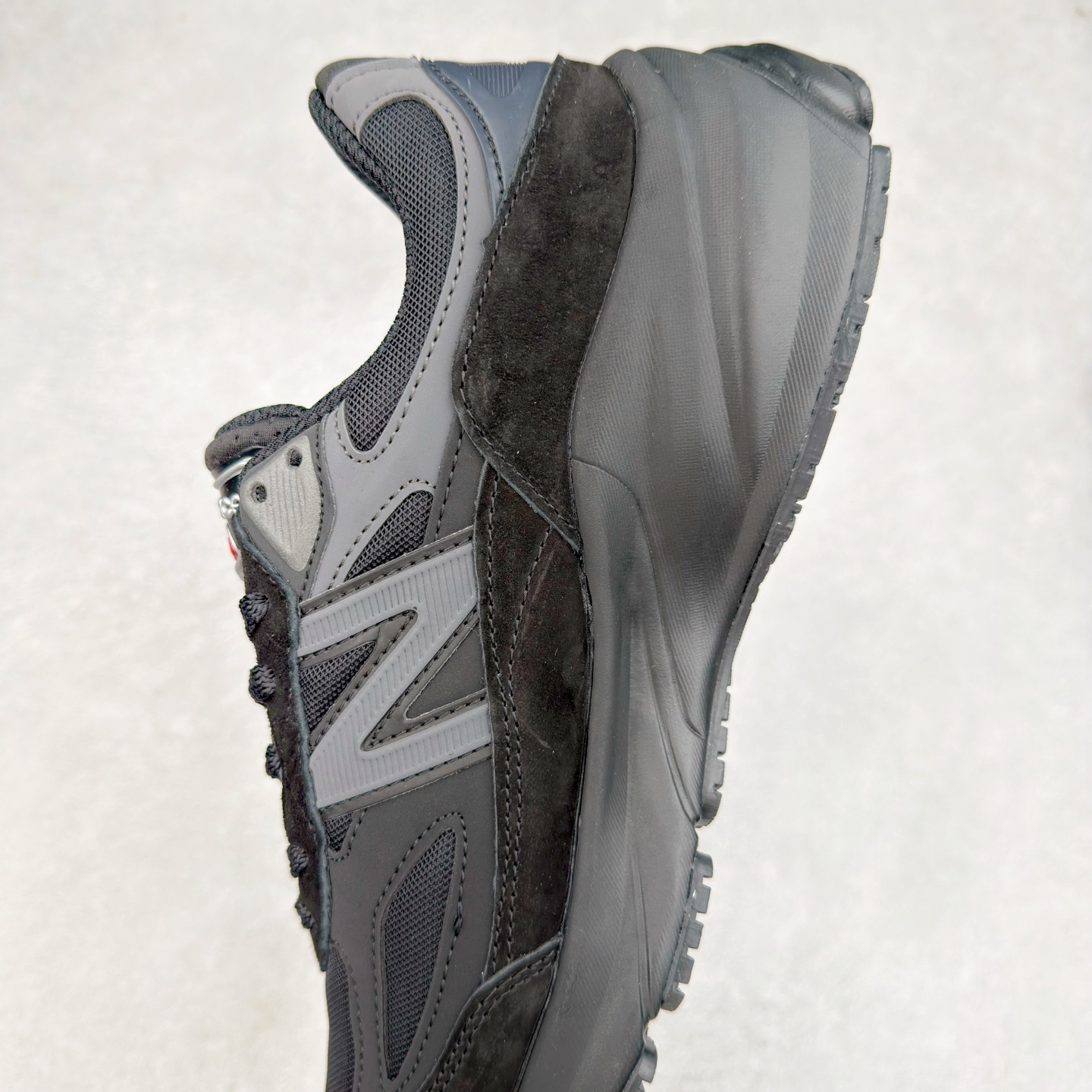 图片[7]-New Balance U990BB6 新百伦NB990V6 黑色 第六代总统复古慢跑鞋 这是一双极具现代感设计的复古跑鞋 990v6 鞋面大部分面积依旧采用麂皮和织物材质覆盖 从各种细节上看也还是有点 990v5 的影子 但相比 990v5 990v6 鞋面各种材质的拼接会更加复杂 这次 990v6 最大的改变相信大家应该也发现了 就是看上去貌似比 990v4 和 990v5 两代鞋款加起来还要厚的鞋底 其实这是 New Balance 首次采用的三重缓震组合鞋底 除了之前就有的 ABZORB 缓震科技和 ENCAP 中底 这次新加入了 FuelCell 缓震科技 看来舒适度和增高度 都要更上一层楼呀 990v6 的侧标 Logo 设计少见地没有印在绒面皮革上 而是置于网眼面料以及横跨鞋身的皮革织带之上 同时鞋舌上的标签设计并没有延用此前 990v4 和 990v5 采用的样式设计 而是采用了一种新的类似于三角徽章的设计 所以对于鞋款上的更新变化 既有延续经典的设计 也有创新性的改变 尺码：36 37 37.5 38 38.5 39 40 40.5 41.5 42 42.5 43 44 44.5 45-选品中心