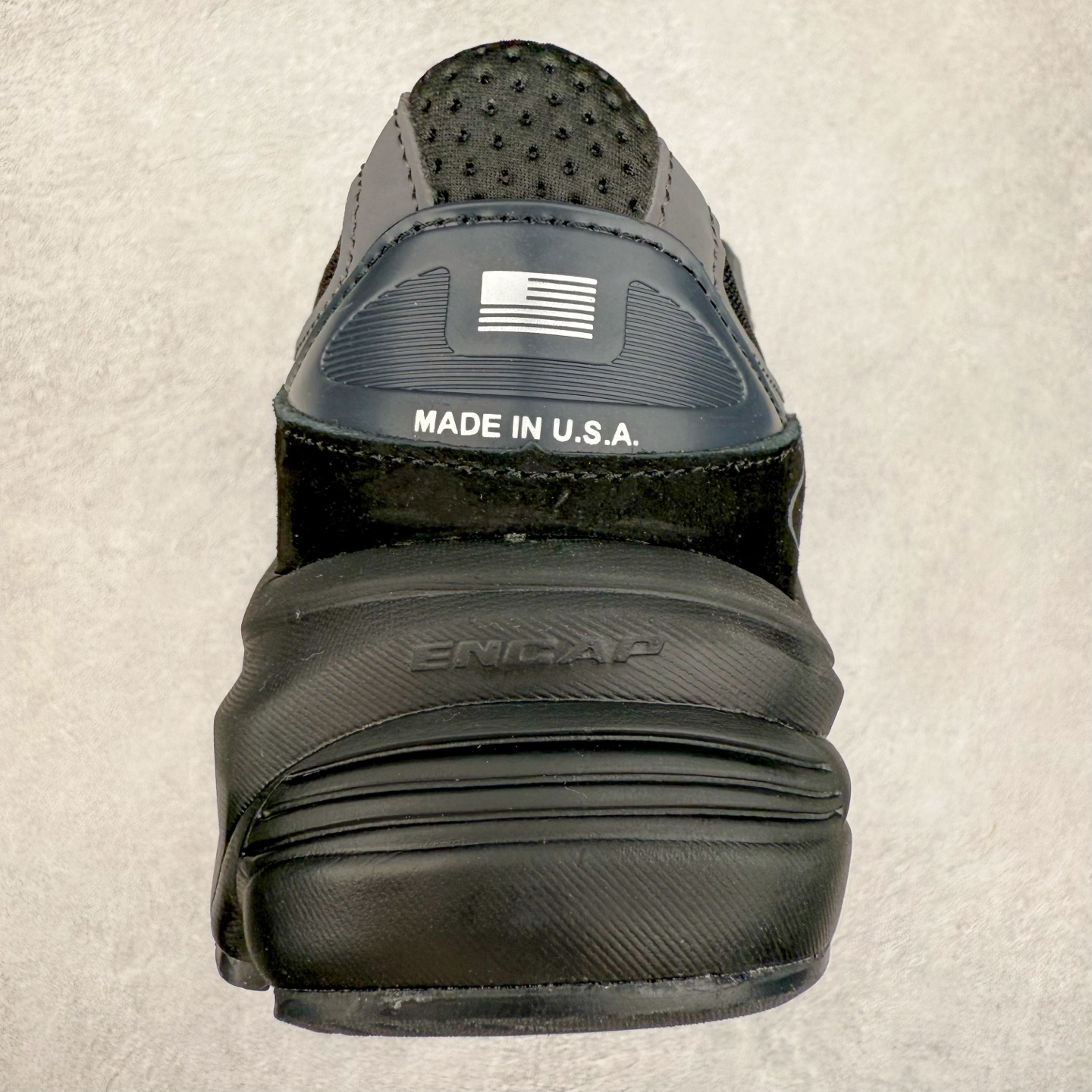 图片[8]-New Balance U990BB6 新百伦NB990V6 黑色 第六代总统复古慢跑鞋 这是一双极具现代感设计的复古跑鞋 990v6 鞋面大部分面积依旧采用麂皮和织物材质覆盖 从各种细节上看也还是有点 990v5 的影子 但相比 990v5 990v6 鞋面各种材质的拼接会更加复杂 这次 990v6 最大的改变相信大家应该也发现了 就是看上去貌似比 990v4 和 990v5 两代鞋款加起来还要厚的鞋底 其实这是 New Balance 首次采用的三重缓震组合鞋底 除了之前就有的 ABZORB 缓震科技和 ENCAP 中底 这次新加入了 FuelCell 缓震科技 看来舒适度和增高度 都要更上一层楼呀 990v6 的侧标 Logo 设计少见地没有印在绒面皮革上 而是置于网眼面料以及横跨鞋身的皮革织带之上 同时鞋舌上的标签设计并没有延用此前 990v4 和 990v5 采用的样式设计 而是采用了一种新的类似于三角徽章的设计 所以对于鞋款上的更新变化 既有延续经典的设计 也有创新性的改变 尺码：36 37 37.5 38 38.5 39 40 40.5 41.5 42 42.5 43 44 44.5 45-选品中心