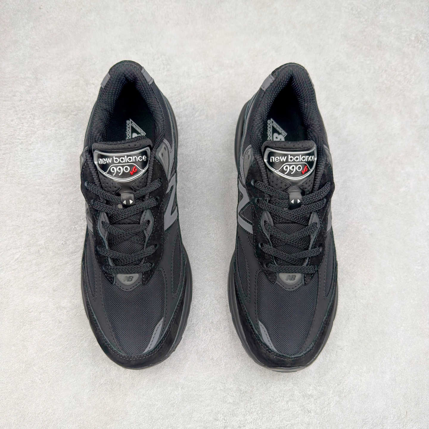 图片[2]-New Balance U990BB6 新百伦NB990V6 黑色 第六代总统复古慢跑鞋 这是一双极具现代感设计的复古跑鞋 990v6 鞋面大部分面积依旧采用麂皮和织物材质覆盖 从各种细节上看也还是有点 990v5 的影子 但相比 990v5 990v6 鞋面各种材质的拼接会更加复杂 这次 990v6 最大的改变相信大家应该也发现了 就是看上去貌似比 990v4 和 990v5 两代鞋款加起来还要厚的鞋底 其实这是 New Balance 首次采用的三重缓震组合鞋底 除了之前就有的 ABZORB 缓震科技和 ENCAP 中底 这次新加入了 FuelCell 缓震科技 看来舒适度和增高度 都要更上一层楼呀 990v6 的侧标 Logo 设计少见地没有印在绒面皮革上 而是置于网眼面料以及横跨鞋身的皮革织带之上 同时鞋舌上的标签设计并没有延用此前 990v4 和 990v5 采用的样式设计 而是采用了一种新的类似于三角徽章的设计 所以对于鞋款上的更新变化 既有延续经典的设计 也有创新性的改变 尺码：36 37 37.5 38 38.5 39 40 40.5 41.5 42 42.5 43 44 44.5 45-选品中心