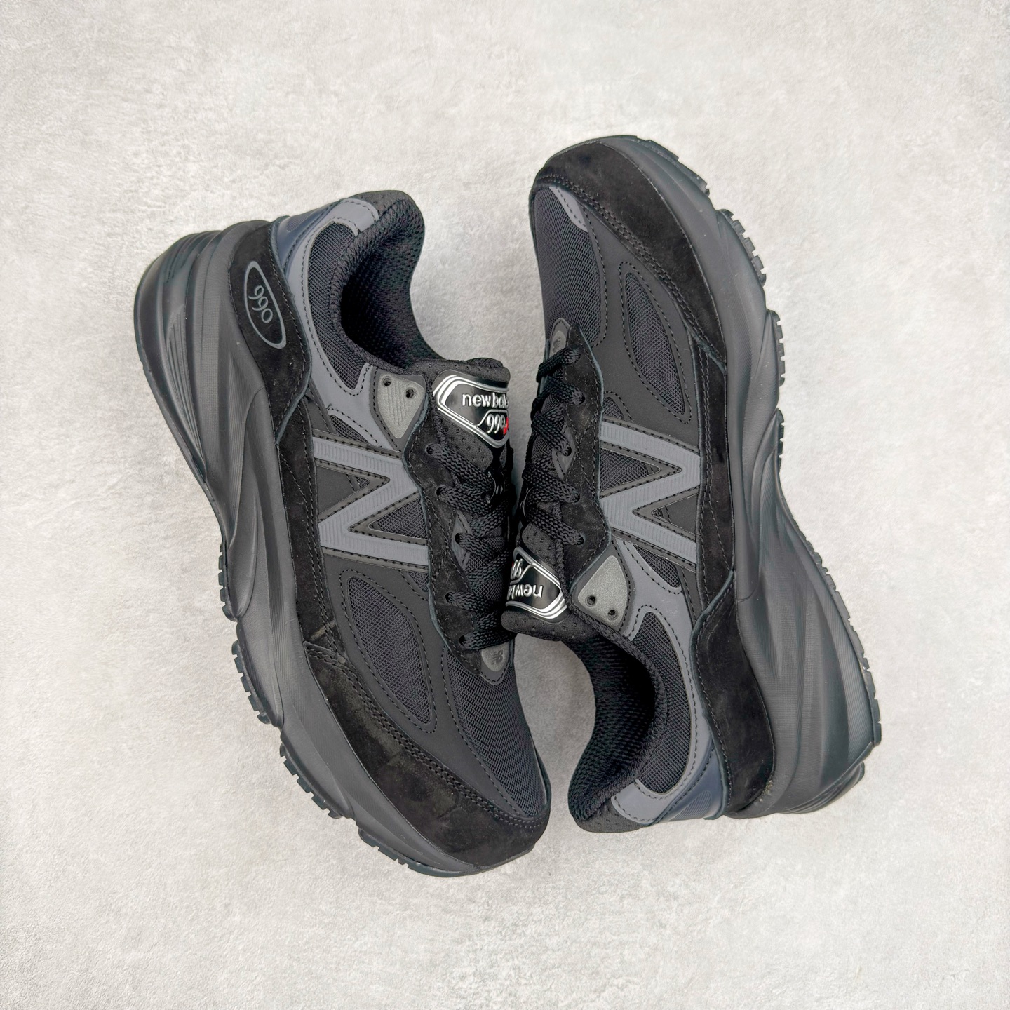 图片[3]-New Balance U990BB6 新百伦NB990V6 黑色 第六代总统复古慢跑鞋 这是一双极具现代感设计的复古跑鞋 990v6 鞋面大部分面积依旧采用麂皮和织物材质覆盖 从各种细节上看也还是有点 990v5 的影子 但相比 990v5 990v6 鞋面各种材质的拼接会更加复杂 这次 990v6 最大的改变相信大家应该也发现了 就是看上去貌似比 990v4 和 990v5 两代鞋款加起来还要厚的鞋底 其实这是 New Balance 首次采用的三重缓震组合鞋底 除了之前就有的 ABZORB 缓震科技和 ENCAP 中底 这次新加入了 FuelCell 缓震科技 看来舒适度和增高度 都要更上一层楼呀 990v6 的侧标 Logo 设计少见地没有印在绒面皮革上 而是置于网眼面料以及横跨鞋身的皮革织带之上 同时鞋舌上的标签设计并没有延用此前 990v4 和 990v5 采用的样式设计 而是采用了一种新的类似于三角徽章的设计 所以对于鞋款上的更新变化 既有延续经典的设计 也有创新性的改变 尺码：36 37 37.5 38 38.5 39 40 40.5 41.5 42 42.5 43 44 44.5 45-选品中心