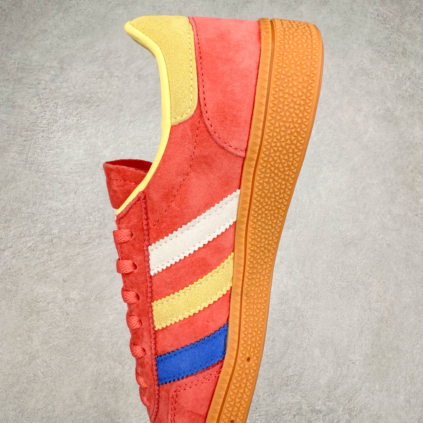 图片[7]-AD Originals Handball SPZL 手球运动员系列百搭休闲运动板鞋 IE1328 这款来自阿迪达斯的这款HANDBALL SPZL前身是一双手球运动鞋，这一次拿来复刻，所以鞋面的主要色彩选用了黑色， 鞋面外侧除了Spezial字母之外还有三叶草标志。Handball SPZL作为复古手球训练鞋与作为室内足球鞋的Samba有着异曲同工之处，但是质感更为出众的鞋身以及丰富的配色选择比起Samba来讲可以说是更胜一筹了！尺码：36 36⅔ 37⅓ 38 38⅔ 39⅓ 40 40⅔ 41⅓ 42 42⅔ 43⅓ 44 45-选品中心