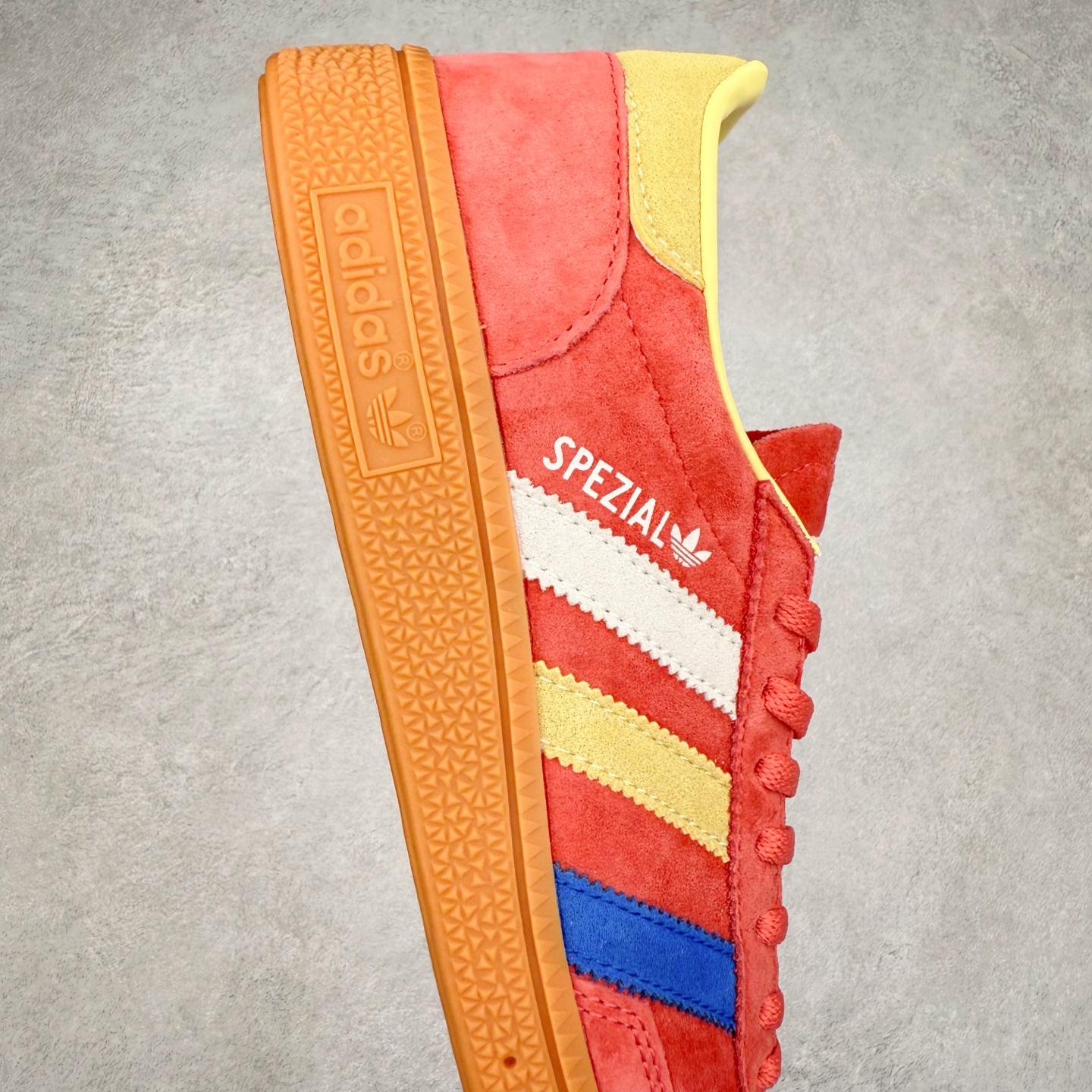 图片[6]-AD Originals Handball SPZL 手球运动员系列百搭休闲运动板鞋 IE1328 这款来自阿迪达斯的这款HANDBALL SPZL前身是一双手球运动鞋，这一次拿来复刻，所以鞋面的主要色彩选用了黑色， 鞋面外侧除了Spezial字母之外还有三叶草标志。Handball SPZL作为复古手球训练鞋与作为室内足球鞋的Samba有着异曲同工之处，但是质感更为出众的鞋身以及丰富的配色选择比起Samba来讲可以说是更胜一筹了！尺码：36 36⅔ 37⅓ 38 38⅔ 39⅓ 40 40⅔ 41⅓ 42 42⅔ 43⅓ 44 45-选品中心