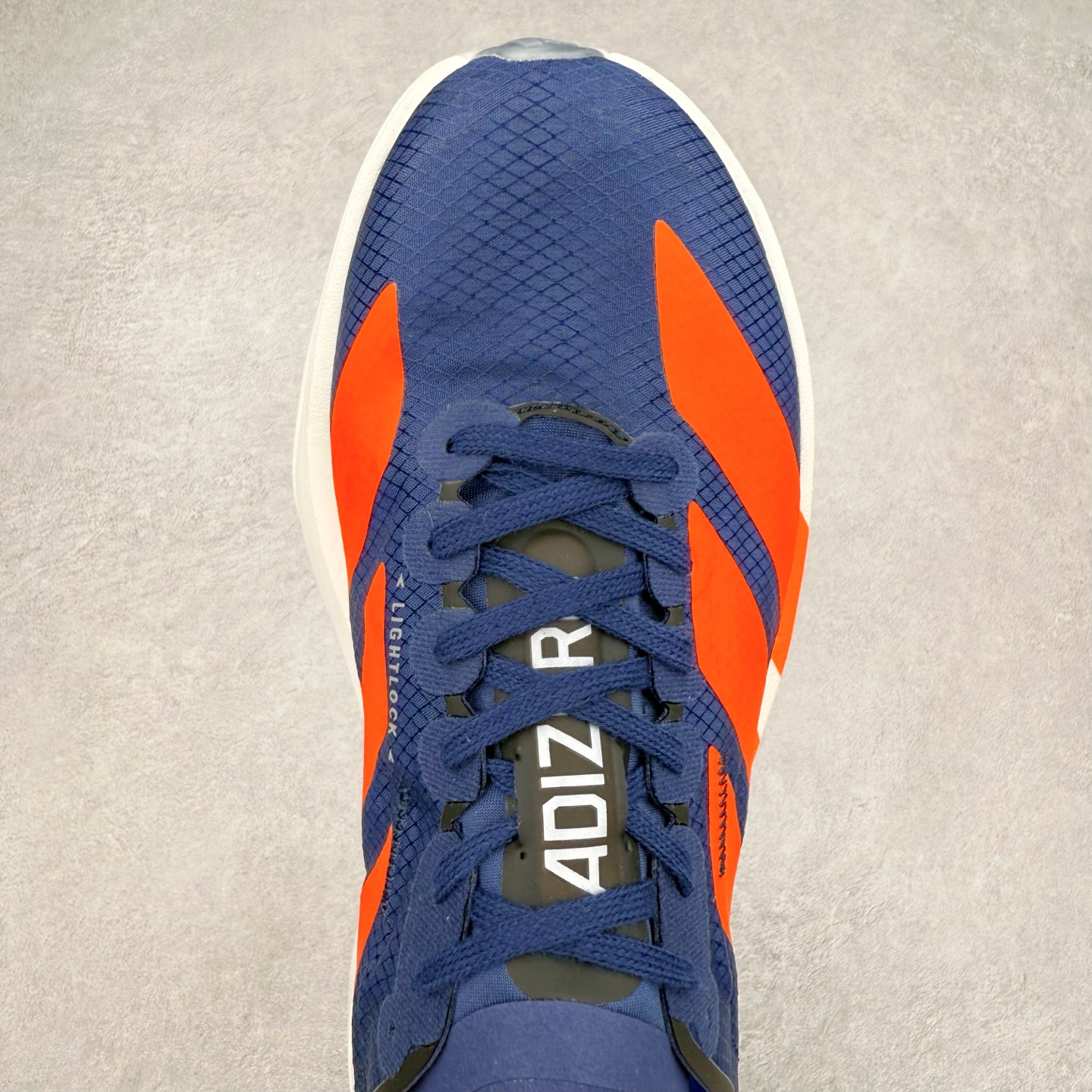 图片[4]-AD Adizero Adios Pro 4 马拉松竞速专业跑鞋 JR6370 CELERMESH针织网面非常轻薄 纤维间的缝隙很大 可以保证跑步时的透气、排汗效果 鞋舌直接与两侧的内衬和鞋底连接在一起 在跑步过程中不会被鞋舌的左右移动所困扰 在标准鞋带孔的基础上再拓宽一组鞋带孔 适合不同脚型的需求 突破性 EnergyRods 技术，有助于跑者实现更好的成绩 中底独特的LIGHTSTRIKE PRO泡棉材质 微弹感觉在跑步过程中给予了良好的支撑体验 对于顶级精英和高水平进阶跑者来说 ADIOS PRO是一双值得信赖的竞速比赛用鞋 尺码：36 36.5 37.5 38 38.5 39 40 40.5 41 42 42.5 43 44 44.5 45-选品中心