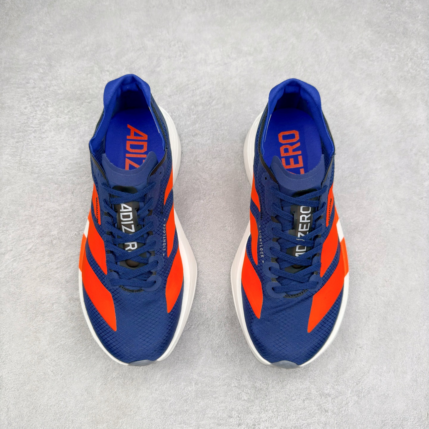 图片[2]-AD Adizero Adios Pro 4 马拉松竞速专业跑鞋 JR6370 CELERMESH针织网面非常轻薄 纤维间的缝隙很大 可以保证跑步时的透气、排汗效果 鞋舌直接与两侧的内衬和鞋底连接在一起 在跑步过程中不会被鞋舌的左右移动所困扰 在标准鞋带孔的基础上再拓宽一组鞋带孔 适合不同脚型的需求 突破性 EnergyRods 技术，有助于跑者实现更好的成绩 中底独特的LIGHTSTRIKE PRO泡棉材质 微弹感觉在跑步过程中给予了良好的支撑体验 对于顶级精英和高水平进阶跑者来说 ADIOS PRO是一双值得信赖的竞速比赛用鞋 尺码：36 36.5 37.5 38 38.5 39 40 40.5 41 42 42.5 43 44 44.5 45-选品中心