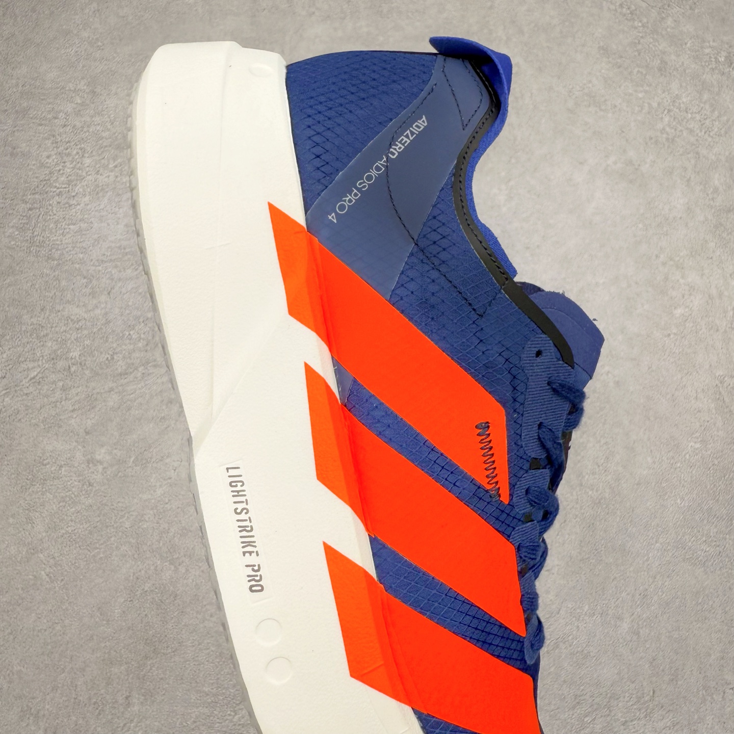 图片[6]-AD Adizero Adios Pro 4 马拉松竞速专业跑鞋 JR6370 CELERMESH针织网面非常轻薄 纤维间的缝隙很大 可以保证跑步时的透气、排汗效果 鞋舌直接与两侧的内衬和鞋底连接在一起 在跑步过程中不会被鞋舌的左右移动所困扰 在标准鞋带孔的基础上再拓宽一组鞋带孔 适合不同脚型的需求 突破性 EnergyRods 技术，有助于跑者实现更好的成绩 中底独特的LIGHTSTRIKE PRO泡棉材质 微弹感觉在跑步过程中给予了良好的支撑体验 对于顶级精英和高水平进阶跑者来说 ADIOS PRO是一双值得信赖的竞速比赛用鞋 尺码：36 36.5 37.5 38 38.5 39 40 40.5 41 42 42.5 43 44 44.5 45-选品中心