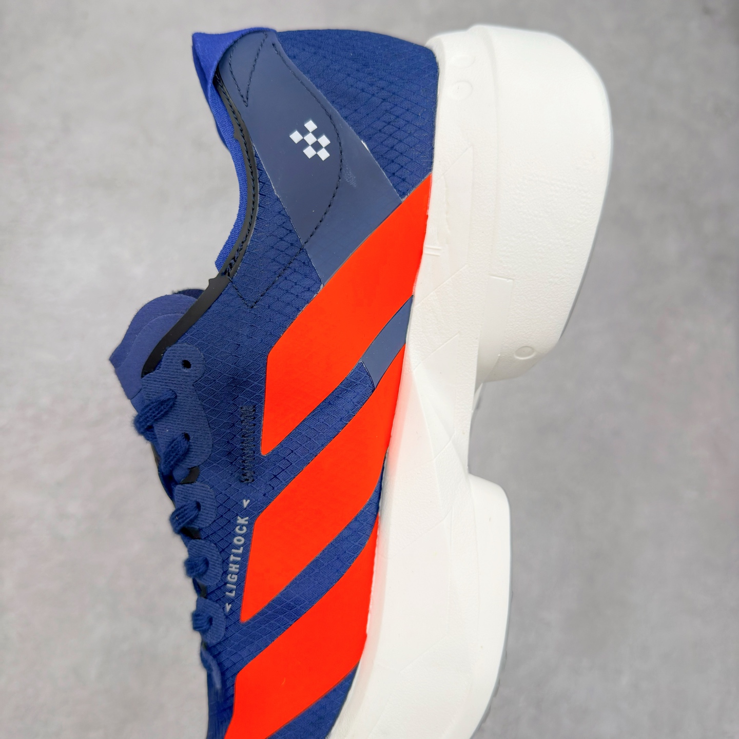 图片[7]-AD Adizero Adios Pro 4 马拉松竞速专业跑鞋 JR6370 CELERMESH针织网面非常轻薄 纤维间的缝隙很大 可以保证跑步时的透气、排汗效果 鞋舌直接与两侧的内衬和鞋底连接在一起 在跑步过程中不会被鞋舌的左右移动所困扰 在标准鞋带孔的基础上再拓宽一组鞋带孔 适合不同脚型的需求 突破性 EnergyRods 技术，有助于跑者实现更好的成绩 中底独特的LIGHTSTRIKE PRO泡棉材质 微弹感觉在跑步过程中给予了良好的支撑体验 对于顶级精英和高水平进阶跑者来说 ADIOS PRO是一双值得信赖的竞速比赛用鞋 尺码：36 36.5 37.5 38 38.5 39 40 40.5 41 42 42.5 43 44 44.5 45-选品中心