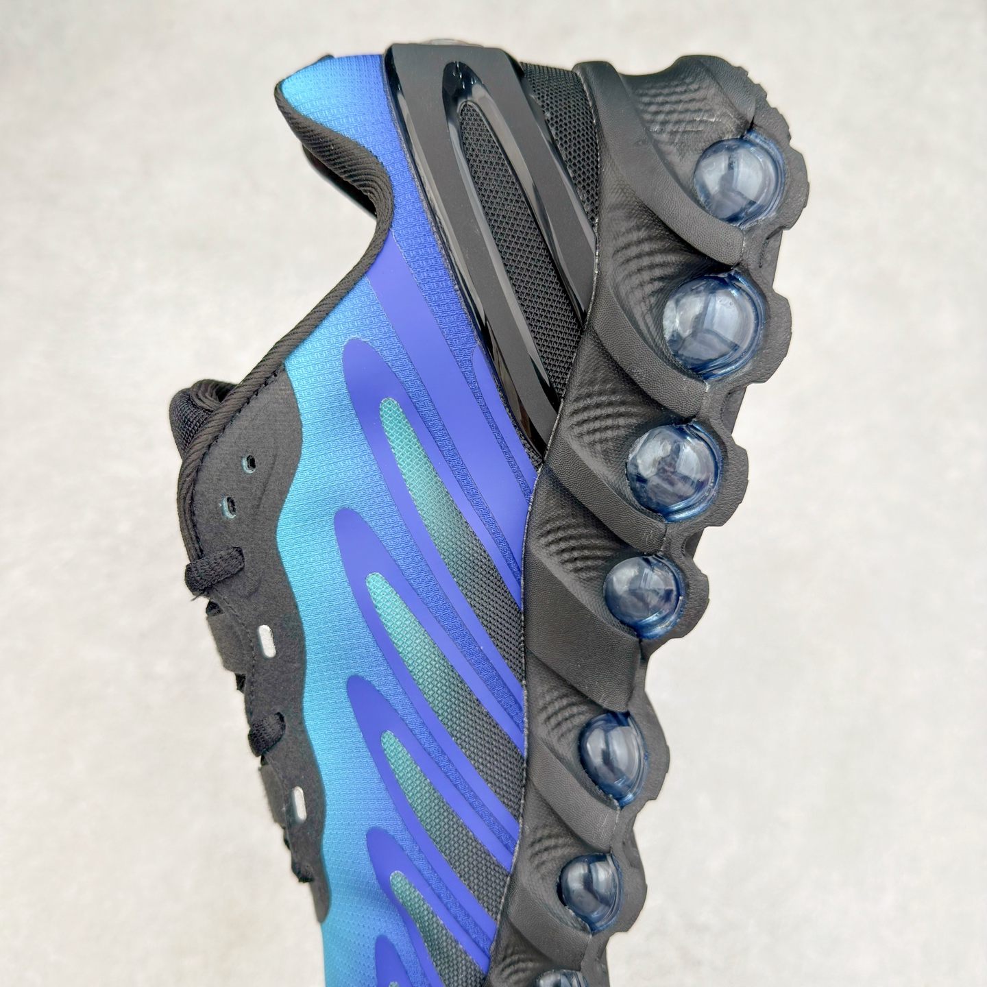 图片[7]-NK Air Max DN8 全掌科技气垫缓震运动跑鞋 FQ7860-300 DN8的核心亮点在于其八腔气垫结构 根据不同部位设定的气压值专为行走设计 提供卓越的舒适感 鞋面的设计让人联想到上世纪90年代末至2000年代初的多款Air Max 中底上系列圆形孔洞引发了热议 不少人将其与竞争品牌的缓震技术进行比较 例如K-SWISS 2010年代初推出的Tubes技 及以多孔鞋底闻名的品牌 尺码：36 36.5 37.5 38 38.5 39 40 40.5 41 42 42.5 43 44 44.5 45-选品中心