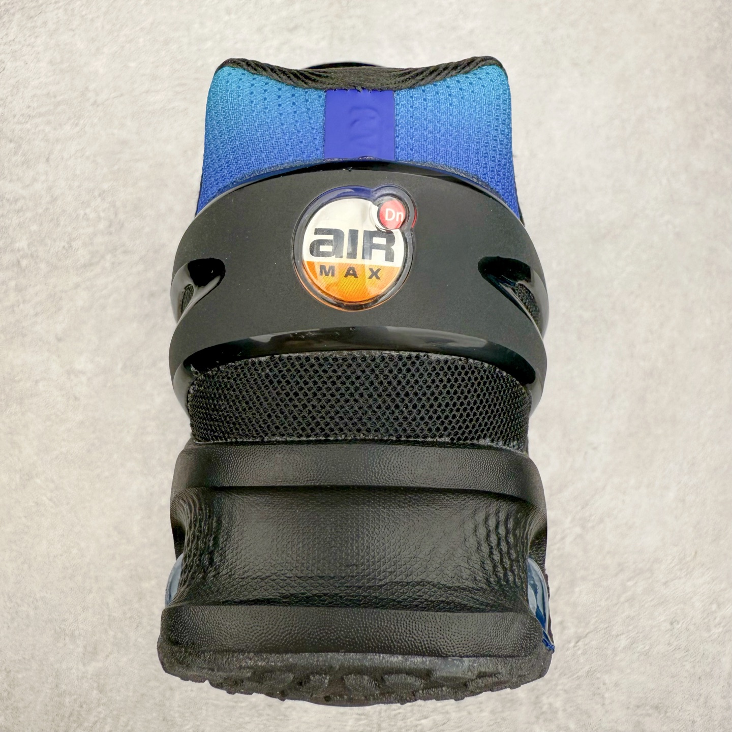 图片[8]-NK Air Max DN8 全掌科技气垫缓震运动跑鞋 FQ7860-300 DN8的核心亮点在于其八腔气垫结构 根据不同部位设定的气压值专为行走设计 提供卓越的舒适感 鞋面的设计让人联想到上世纪90年代末至2000年代初的多款Air Max 中底上系列圆形孔洞引发了热议 不少人将其与竞争品牌的缓震技术进行比较 例如K-SWISS 2010年代初推出的Tubes技 及以多孔鞋底闻名的品牌 尺码：36 36.5 37.5 38 38.5 39 40 40.5 41 42 42.5 43 44 44.5 45-选品中心