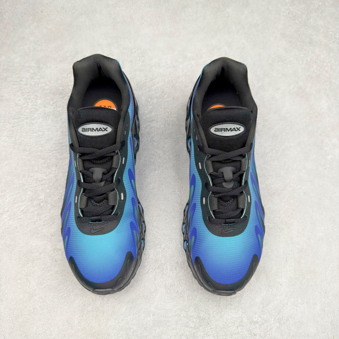 图片[2]-NK Air Max DN8 全掌科技气垫缓震运动跑鞋 FQ7860-300 DN8的核心亮点在于其八腔气垫结构 根据不同部位设定的气压值专为行走设计 提供卓越的舒适感 鞋面的设计让人联想到上世纪90年代末至2000年代初的多款Air Max 中底上系列圆形孔洞引发了热议 不少人将其与竞争品牌的缓震技术进行比较 例如K-SWISS 2010年代初推出的Tubes技 及以多孔鞋底闻名的品牌 尺码：36 36.5 37.5 38 38.5 39 40 40.5 41 42 42.5 43 44 44.5 45-选品中心