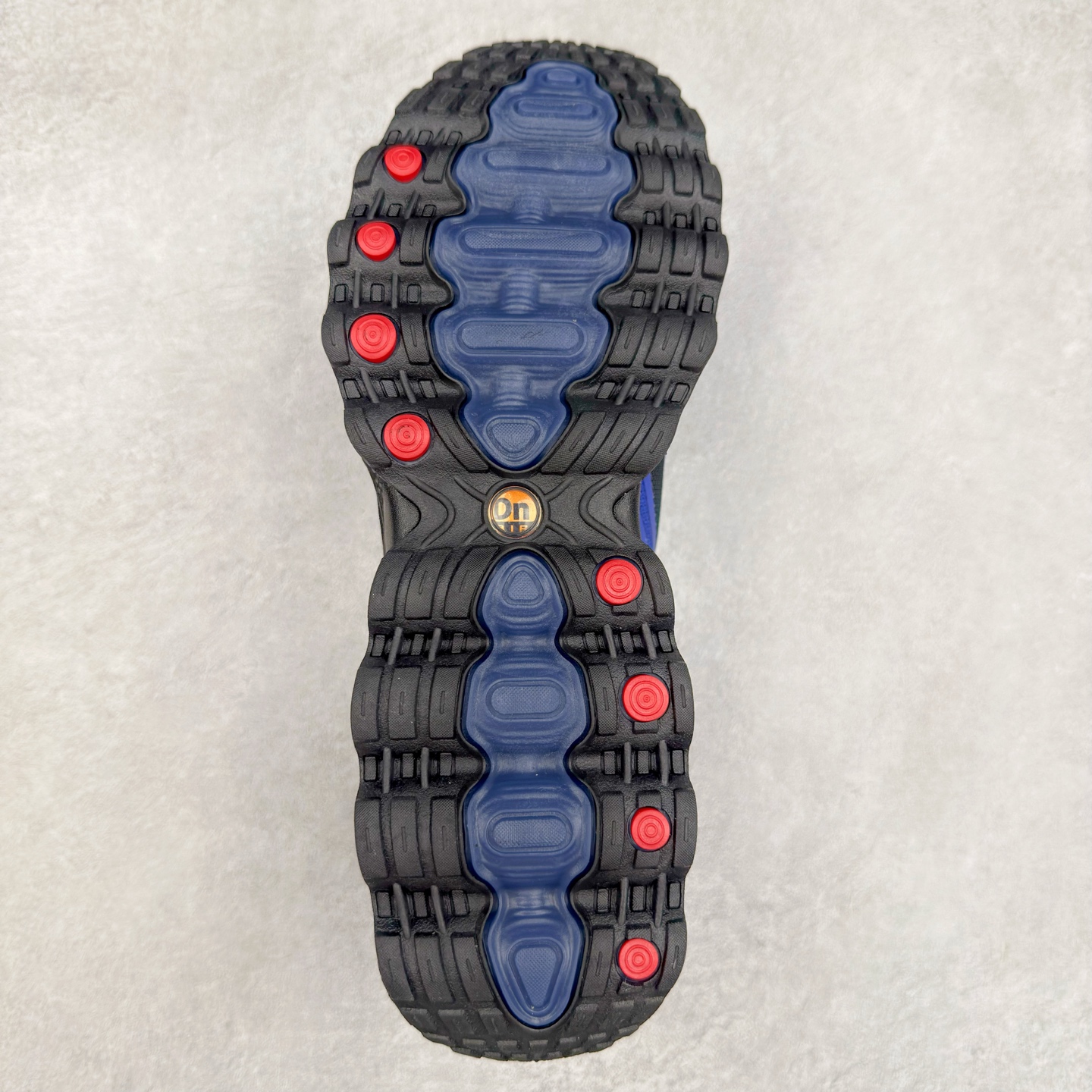 图片[9]-NK Air Max DN8 全掌科技气垫缓震运动跑鞋 FQ7860-300 DN8的核心亮点在于其八腔气垫结构 根据不同部位设定的气压值专为行走设计 提供卓越的舒适感 鞋面的设计让人联想到上世纪90年代末至2000年代初的多款Air Max 中底上系列圆形孔洞引发了热议 不少人将其与竞争品牌的缓震技术进行比较 例如K-SWISS 2010年代初推出的Tubes技 及以多孔鞋底闻名的品牌 尺码：36 36.5 37.5 38 38.5 39 40 40.5 41 42 42.5 43 44 44.5 45-选品中心