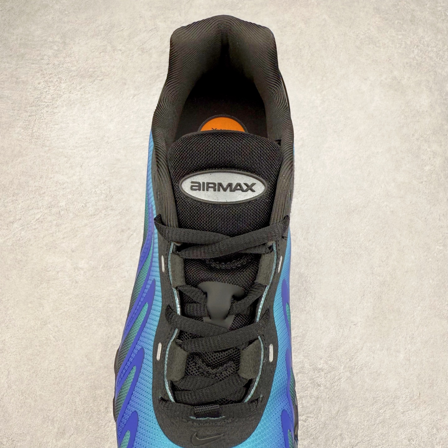 图片[5]-NK Air Max DN8 全掌科技气垫缓震运动跑鞋 FQ7860-300 DN8的核心亮点在于其八腔气垫结构 根据不同部位设定的气压值专为行走设计 提供卓越的舒适感 鞋面的设计让人联想到上世纪90年代末至2000年代初的多款Air Max 中底上系列圆形孔洞引发了热议 不少人将其与竞争品牌的缓震技术进行比较 例如K-SWISS 2010年代初推出的Tubes技 及以多孔鞋底闻名的品牌 尺码：36 36.5 37.5 38 38.5 39 40 40.5 41 42 42.5 43 44 44.5 45-选品中心