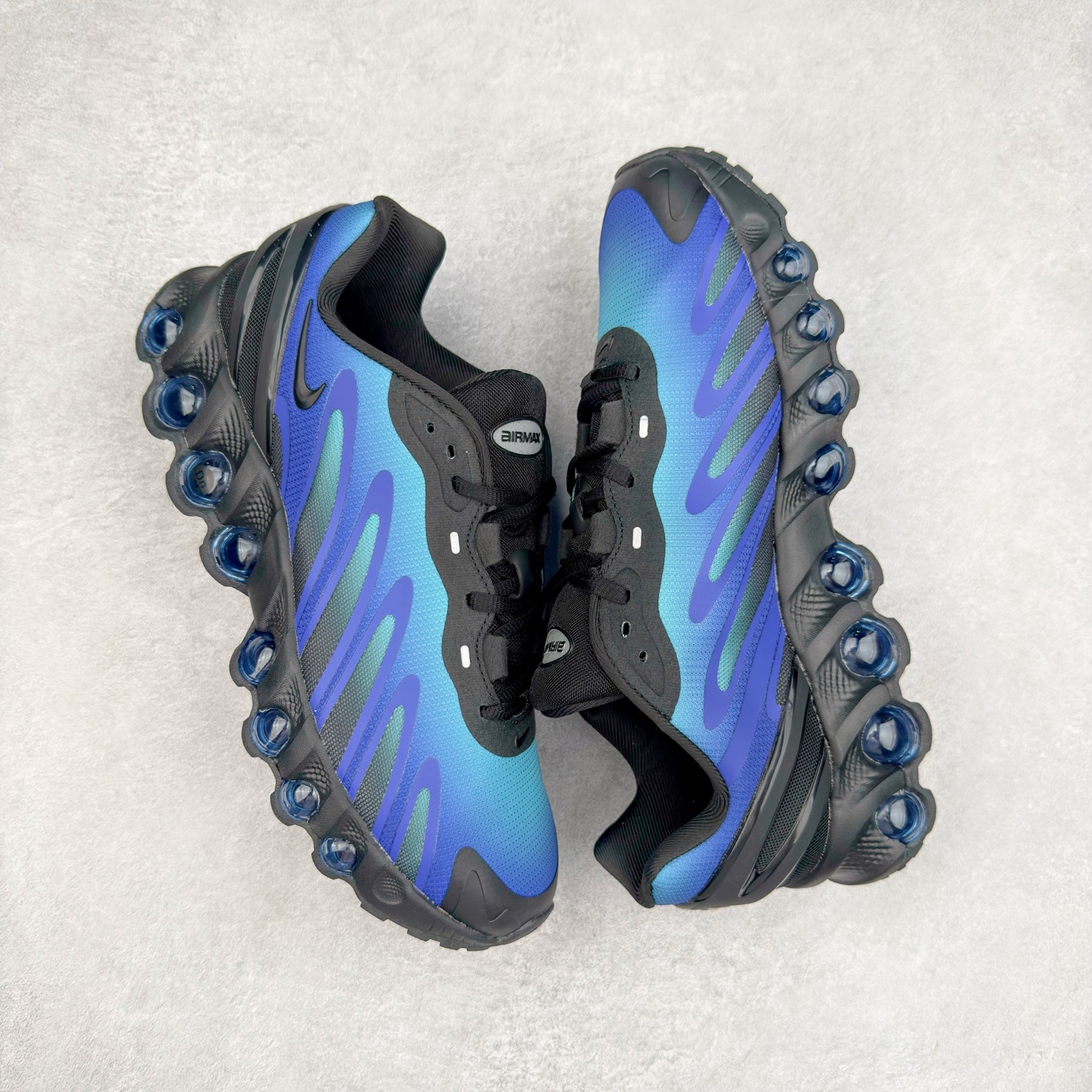 图片[3]-NK Air Max DN8 全掌科技气垫缓震运动跑鞋 FQ7860-300 DN8的核心亮点在于其八腔气垫结构 根据不同部位设定的气压值专为行走设计 提供卓越的舒适感 鞋面的设计让人联想到上世纪90年代末至2000年代初的多款Air Max 中底上系列圆形孔洞引发了热议 不少人将其与竞争品牌的缓震技术进行比较 例如K-SWISS 2010年代初推出的Tubes技 及以多孔鞋底闻名的品牌 尺码：36 36.5 37.5 38 38.5 39 40 40.5 41 42 42.5 43 44 44.5 45-选品中心