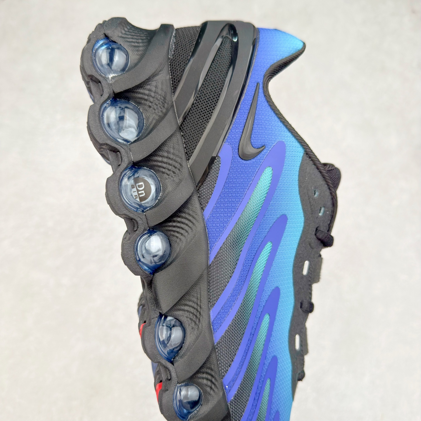 图片[6]-NK Air Max DN8 全掌科技气垫缓震运动跑鞋 FQ7860-300 DN8的核心亮点在于其八腔气垫结构 根据不同部位设定的气压值专为行走设计 提供卓越的舒适感 鞋面的设计让人联想到上世纪90年代末至2000年代初的多款Air Max 中底上系列圆形孔洞引发了热议 不少人将其与竞争品牌的缓震技术进行比较 例如K-SWISS 2010年代初推出的Tubes技 及以多孔鞋底闻名的品牌 尺码：36 36.5 37.5 38 38.5 39 40 40.5 41 42 42.5 43 44 44.5 45-选品中心