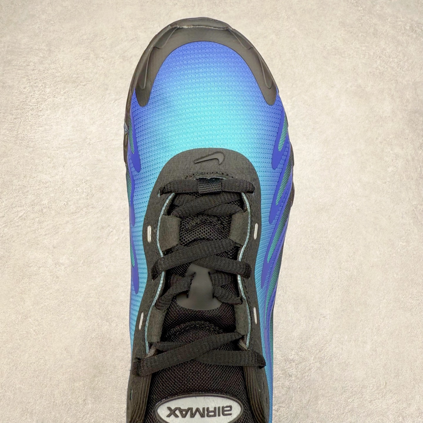 图片[4]-NK Air Max DN8 全掌科技气垫缓震运动跑鞋 FQ7860-300 DN8的核心亮点在于其八腔气垫结构 根据不同部位设定的气压值专为行走设计 提供卓越的舒适感 鞋面的设计让人联想到上世纪90年代末至2000年代初的多款Air Max 中底上系列圆形孔洞引发了热议 不少人将其与竞争品牌的缓震技术进行比较 例如K-SWISS 2010年代初推出的Tubes技 及以多孔鞋底闻名的品牌 尺码：36 36.5 37.5 38 38.5 39 40 40.5 41 42 42.5 43 44 44.5 45-选品中心