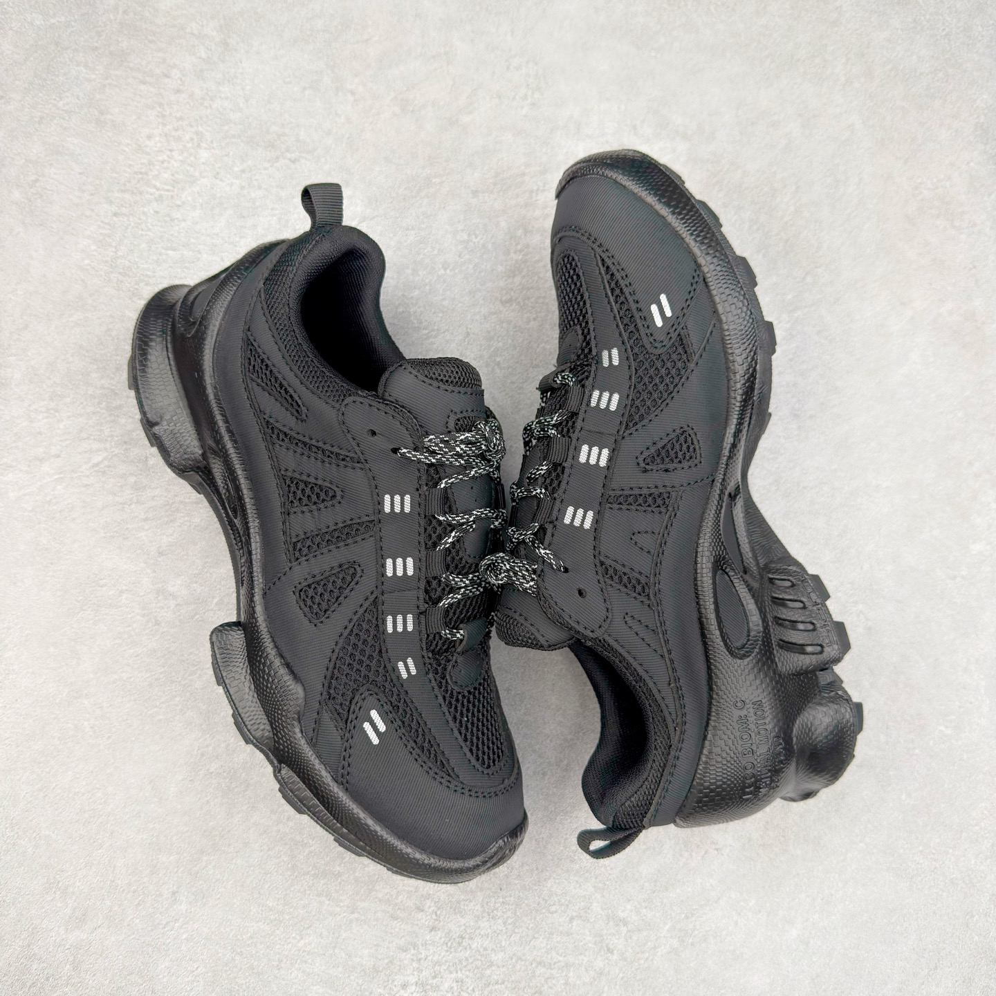 图片[3]-ECCO爱步男士15周年 运动休闲鞋 轻便缓震跑步鞋 健步BIOMC 市面最高版本 甄选优质皮面搭配纺织衬里，脚感柔软舒适，透气不闷脚 鞋舌及鞋垫上的周年LOGO设计 纪念属于BIOM的15载生机之旅 自然律动科技，符合人体工学鞋楦，贴近足部天然形态 直接注塑工艺连接鞋面与鞋底，一体成型，合脚稳固 橡胶外底适应多种形态，抓地耐磨，稳定支撑 都市探索 步履悠然 尺码：39 40 41 42 43 44 （正常码）-选品中心