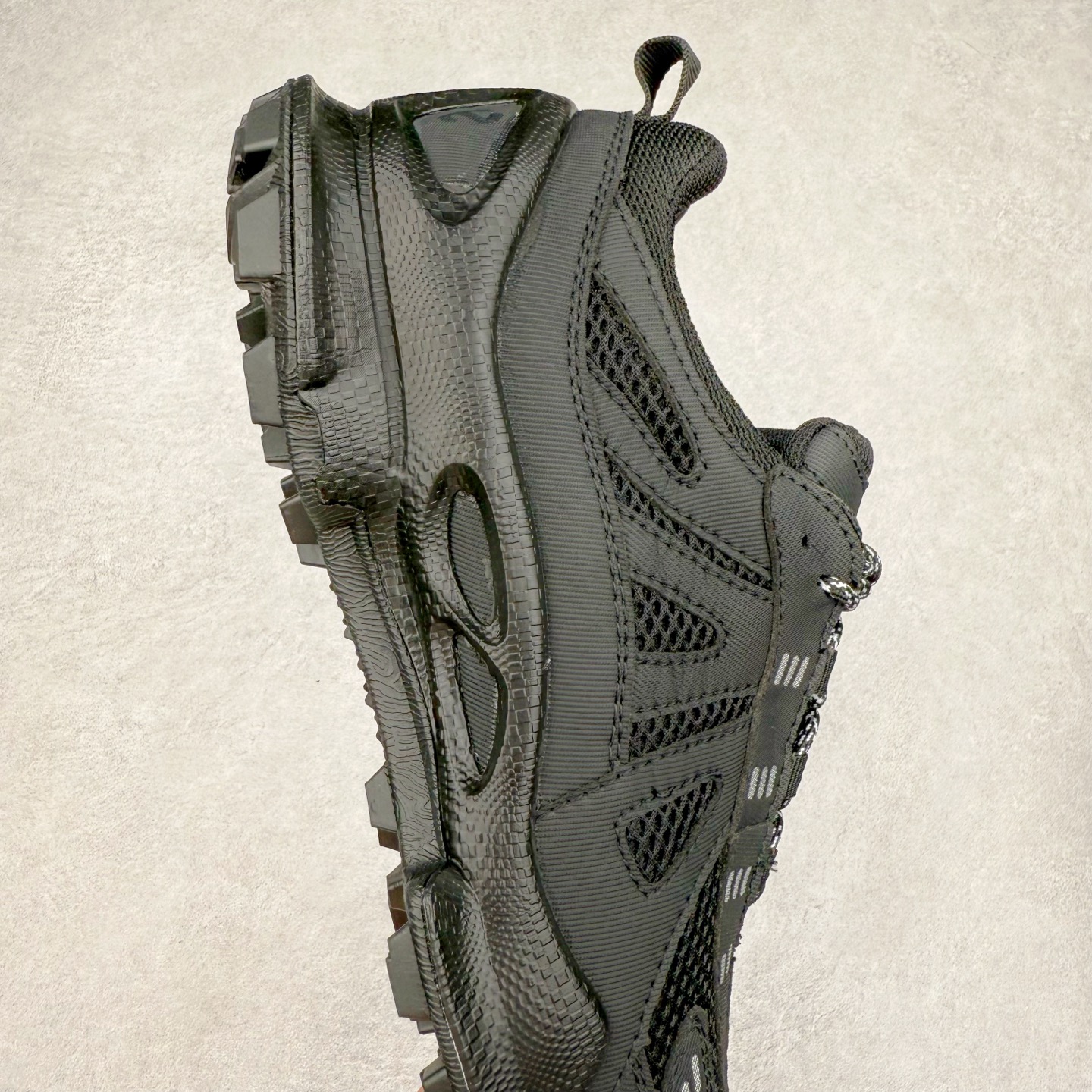 图片[6]-ECCO爱步男士15周年 运动休闲鞋 轻便缓震跑步鞋 健步BIOMC 市面最高版本 甄选优质皮面搭配纺织衬里，脚感柔软舒适，透气不闷脚 鞋舌及鞋垫上的周年LOGO设计 纪念属于BIOM的15载生机之旅 自然律动科技，符合人体工学鞋楦，贴近足部天然形态 直接注塑工艺连接鞋面与鞋底，一体成型，合脚稳固 橡胶外底适应多种形态，抓地耐磨，稳定支撑 都市探索 步履悠然 尺码：39 40 41 42 43 44 （正常码）-选品中心