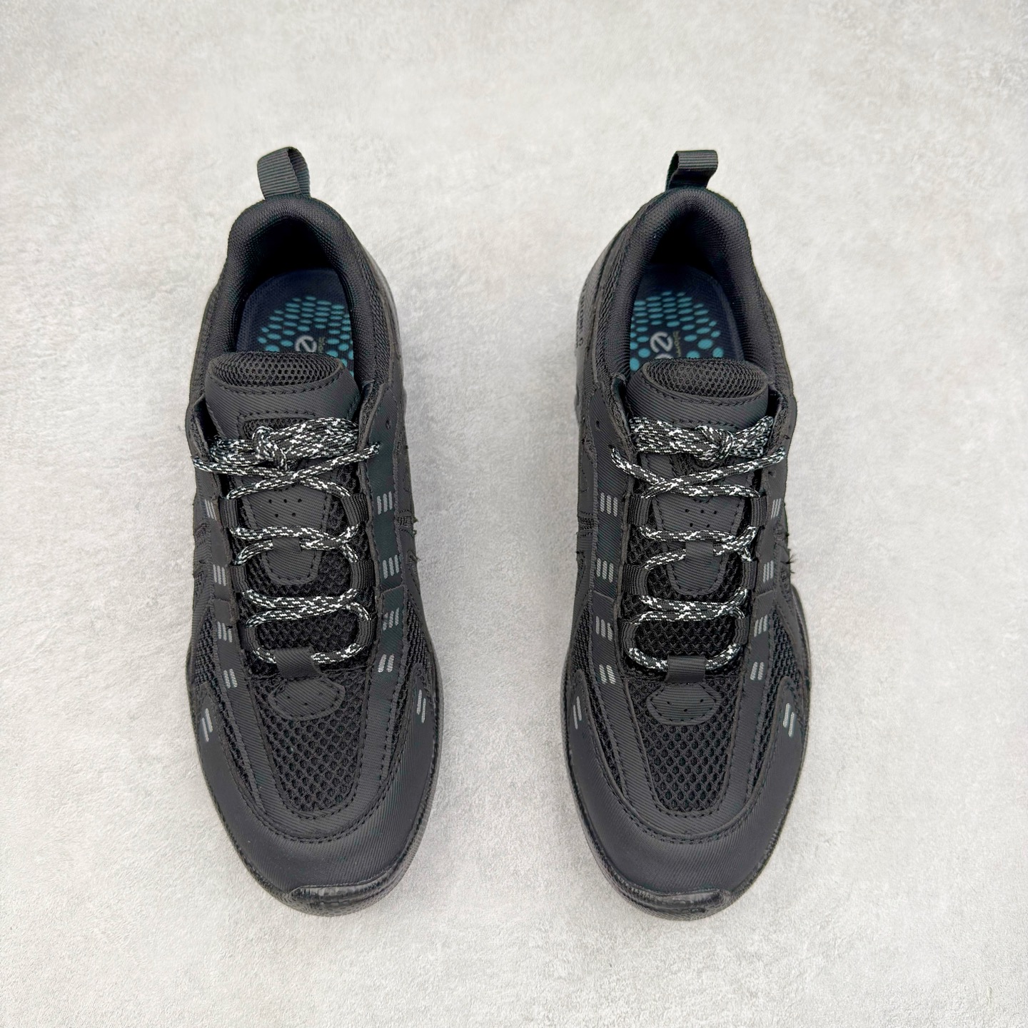 图片[2]-ECCO爱步男士15周年 运动休闲鞋 轻便缓震跑步鞋 健步BIOMC 市面最高版本 甄选优质皮面搭配纺织衬里，脚感柔软舒适，透气不闷脚 鞋舌及鞋垫上的周年LOGO设计 纪念属于BIOM的15载生机之旅 自然律动科技，符合人体工学鞋楦，贴近足部天然形态 直接注塑工艺连接鞋面与鞋底，一体成型，合脚稳固 橡胶外底适应多种形态，抓地耐磨，稳定支撑 都市探索 步履悠然 尺码：39 40 41 42 43 44 （正常码）-选品中心