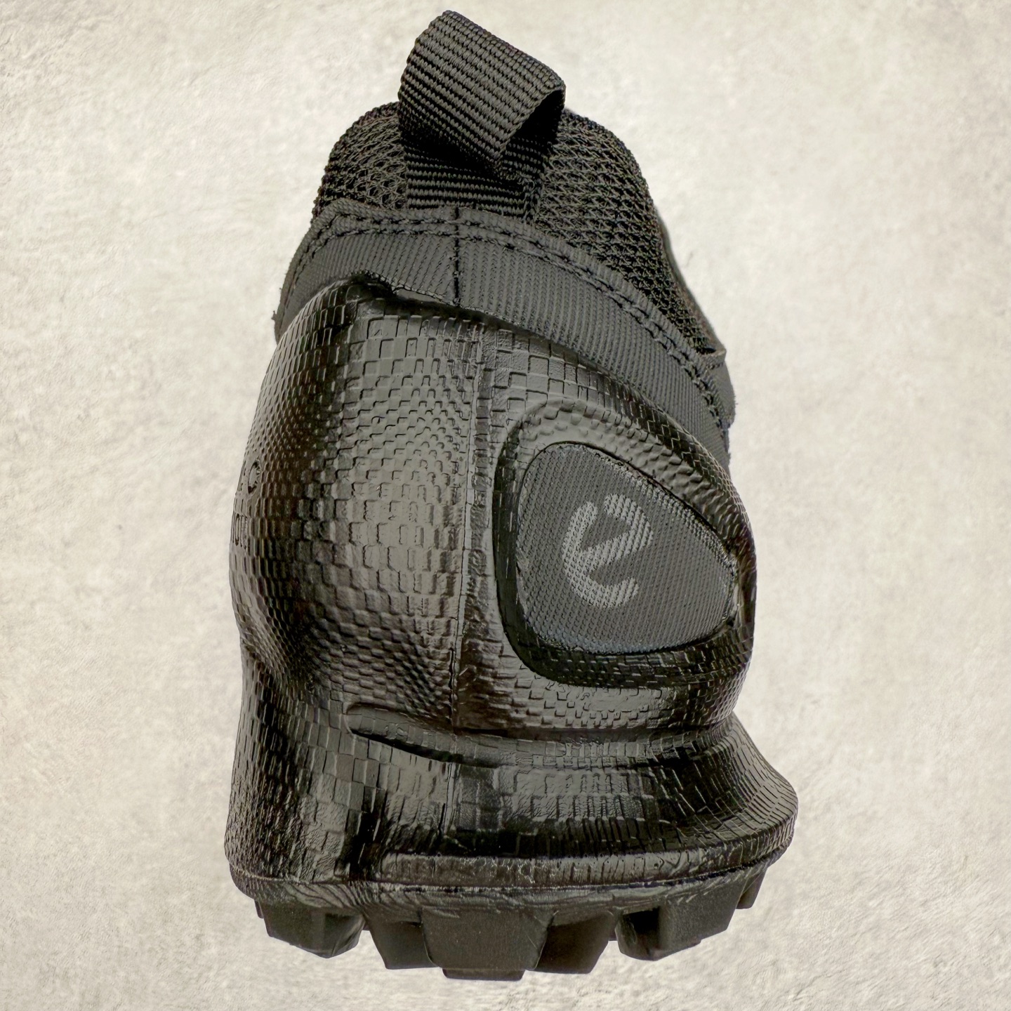 图片[8]-ECCO爱步男士15周年 运动休闲鞋 轻便缓震跑步鞋 健步BIOMC 市面最高版本 甄选优质皮面搭配纺织衬里，脚感柔软舒适，透气不闷脚 鞋舌及鞋垫上的周年LOGO设计 纪念属于BIOM的15载生机之旅 自然律动科技，符合人体工学鞋楦，贴近足部天然形态 直接注塑工艺连接鞋面与鞋底，一体成型，合脚稳固 橡胶外底适应多种形态，抓地耐磨，稳定支撑 都市探索 步履悠然 尺码：39 40 41 42 43 44 （正常码）-选品中心