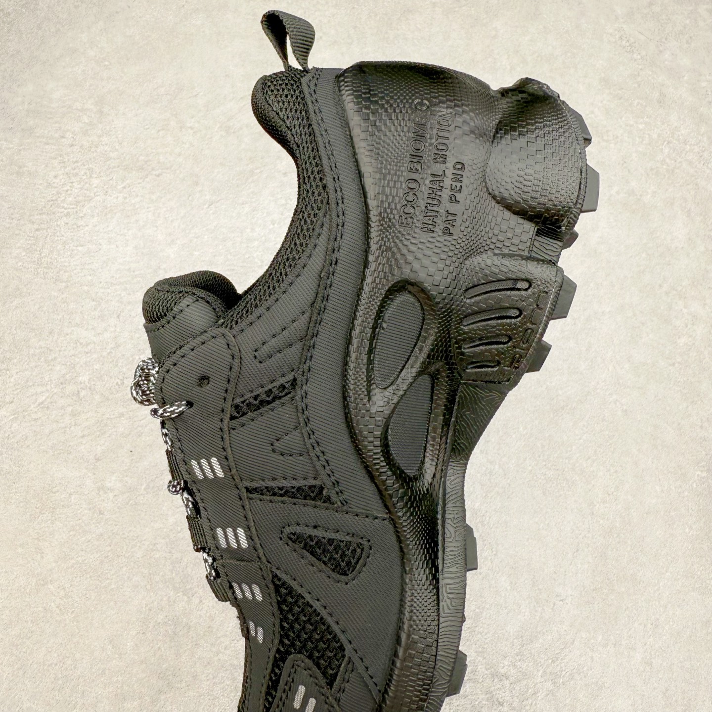 图片[7]-ECCO爱步男士15周年 运动休闲鞋 轻便缓震跑步鞋 健步BIOMC 市面最高版本 甄选优质皮面搭配纺织衬里，脚感柔软舒适，透气不闷脚 鞋舌及鞋垫上的周年LOGO设计 纪念属于BIOM的15载生机之旅 自然律动科技，符合人体工学鞋楦，贴近足部天然形态 直接注塑工艺连接鞋面与鞋底，一体成型，合脚稳固 橡胶外底适应多种形态，抓地耐磨，稳定支撑 都市探索 步履悠然 尺码：39 40 41 42 43 44 （正常码）-选品中心