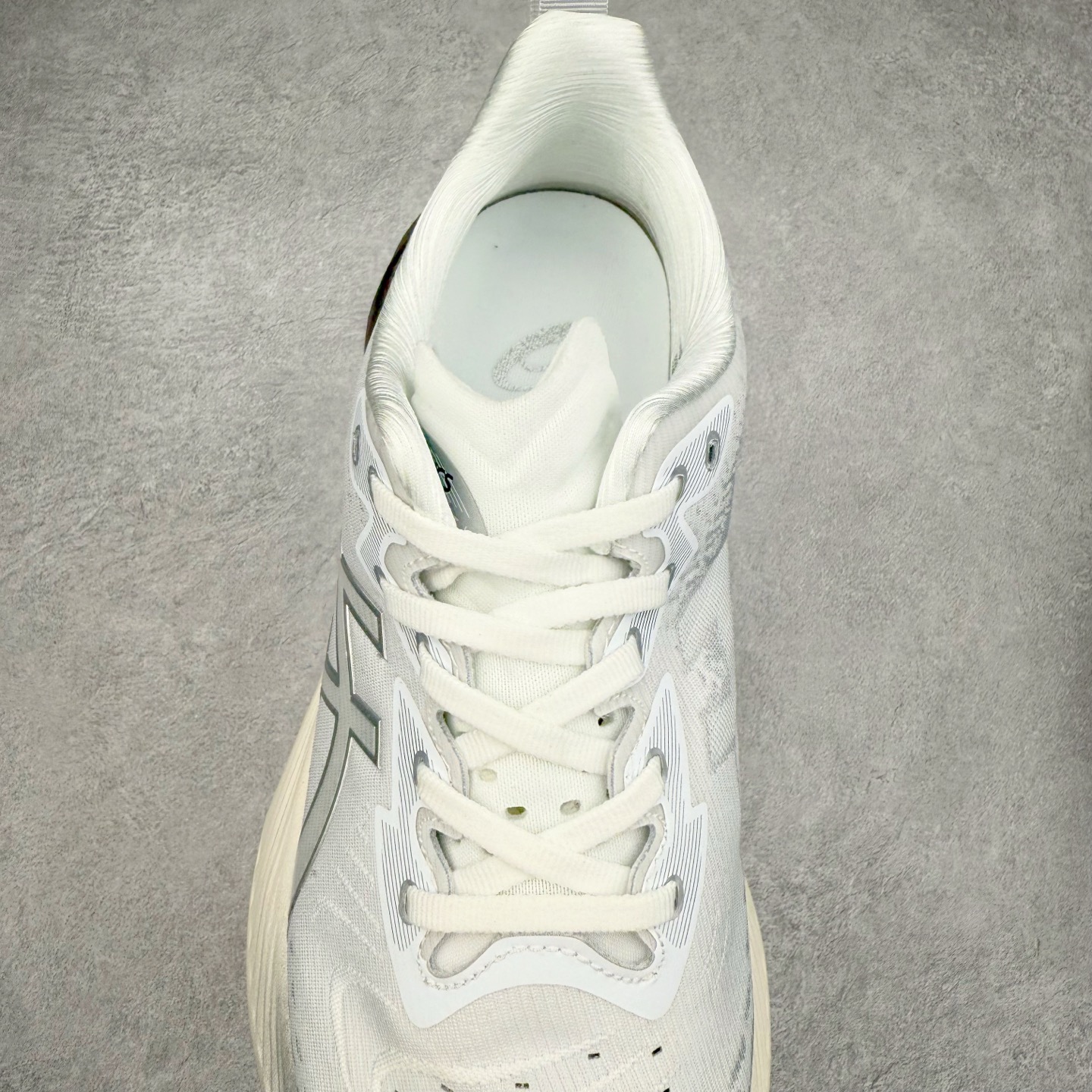 图片[5]-＃特价福利 ASICS NOVABLAST 4 亚瑟士舒适缓震跑鞋 鞋面从NOVABLAST 3的工程网眼升级为一片式轻量编织设计 提升了跑鞋的透气性 并配备结构鞋舌 进一步提升透气性的同时减少鞋舌滑动 从而实现更好的包裹感 后跟结构也是亮点之一 不仅提升了稳定性 还能给跑者提供更强支撑 上脚舒适度非常明显 无论如何跑跳晃动 双脚都被包裹的非常服帖舒适 同时前脚掌有足够空间 中足又很贴合 后跟高度和弧度也都非常舒适 从NOVABLAST 4 采用全新FF BLAST PLUS ECO轻量高能回弹泡棉材料 这是一种超过20%的生物基可再生资源 在带给跑者更舒适体验同时助力减轻环境负担 值得关注的是NOVABLAST 4将成为该系列首款贴有CO2e标签的鞋款 以进一步严格贯彻ASICS亚瑟士的可持续发展理念 大底采用了低密度设计的AHAR LO 更大程度增强鞋款耐磨性 提升使用寿命 外底液采用了全新设计 其灵感来源于植物的斐波那契螺旋叶片图案 独特的几何纹路使新一代鞋款的外观更具标志性 中底和大底设计都是为了让跑者获得更大的能量反馈 更强的回弹性 在跑步过程中轻弹畅跑 看配置就能感受到NOVABLAST 4 的优势 高回弹、高缓震、且耐用的综合长跑训练鞋 尺码：36 37 38 39 39.5 40 40.5 41.5 42 42.5 43.5 44 45-选品中心