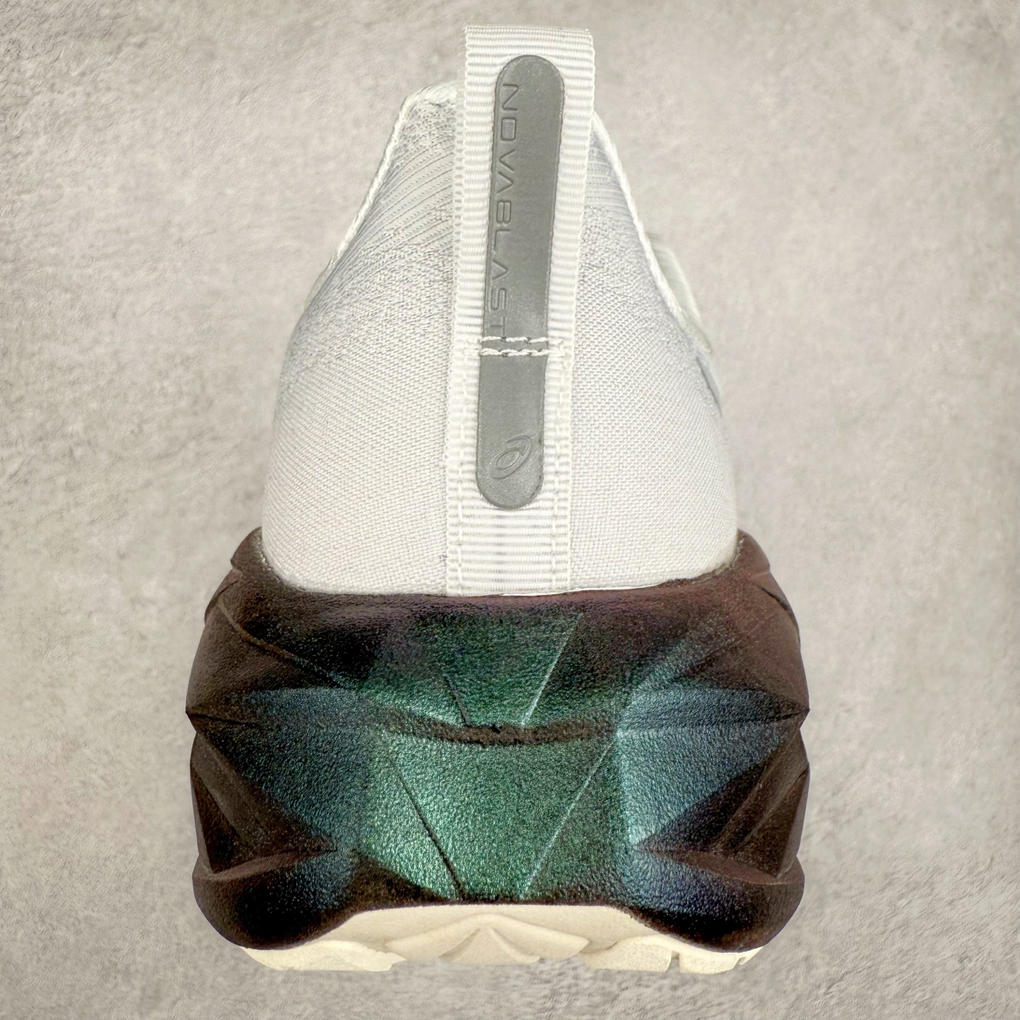 图片[8]-＃特价福利 ASICS NOVABLAST 4 亚瑟士舒适缓震跑鞋 鞋面从NOVABLAST 3的工程网眼升级为一片式轻量编织设计 提升了跑鞋的透气性 并配备结构鞋舌 进一步提升透气性的同时减少鞋舌滑动 从而实现更好的包裹感 后跟结构也是亮点之一 不仅提升了稳定性 还能给跑者提供更强支撑 上脚舒适度非常明显 无论如何跑跳晃动 双脚都被包裹的非常服帖舒适 同时前脚掌有足够空间 中足又很贴合 后跟高度和弧度也都非常舒适 从NOVABLAST 4 采用全新FF BLAST PLUS ECO轻量高能回弹泡棉材料 这是一种超过20%的生物基可再生资源 在带给跑者更舒适体验同时助力减轻环境负担 值得关注的是NOVABLAST 4将成为该系列首款贴有CO2e标签的鞋款 以进一步严格贯彻ASICS亚瑟士的可持续发展理念 大底采用了低密度设计的AHAR LO 更大程度增强鞋款耐磨性 提升使用寿命 外底液采用了全新设计 其灵感来源于植物的斐波那契螺旋叶片图案 独特的几何纹路使新一代鞋款的外观更具标志性 中底和大底设计都是为了让跑者获得更大的能量反馈 更强的回弹性 在跑步过程中轻弹畅跑 看配置就能感受到NOVABLAST 4 的优势 高回弹、高缓震、且耐用的综合长跑训练鞋 尺码：36 37 38 39 39.5 40 40.5 41.5 42 42.5 43.5 44 45-选品中心