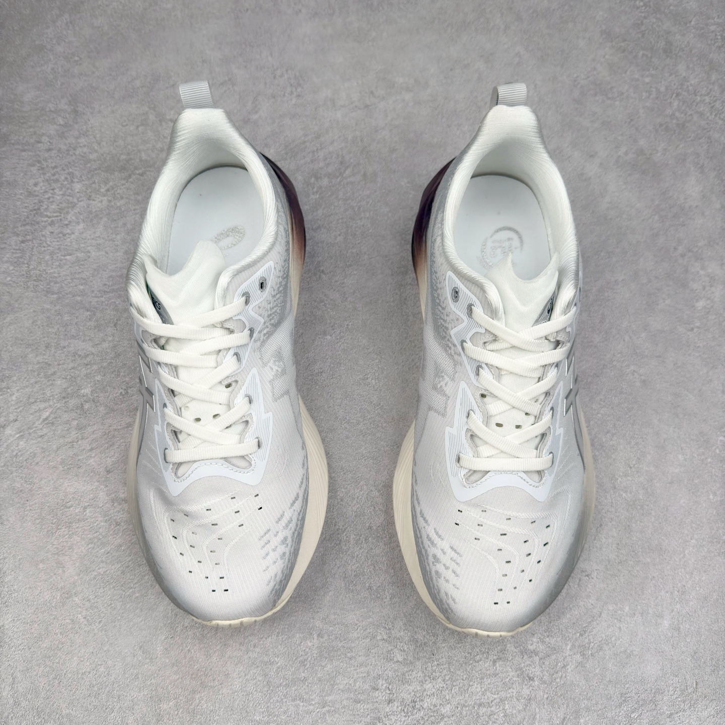 图片[2]-＃特价福利 ASICS NOVABLAST 4 亚瑟士舒适缓震跑鞋 鞋面从NOVABLAST 3的工程网眼升级为一片式轻量编织设计 提升了跑鞋的透气性 并配备结构鞋舌 进一步提升透气性的同时减少鞋舌滑动 从而实现更好的包裹感 后跟结构也是亮点之一 不仅提升了稳定性 还能给跑者提供更强支撑 上脚舒适度非常明显 无论如何跑跳晃动 双脚都被包裹的非常服帖舒适 同时前脚掌有足够空间 中足又很贴合 后跟高度和弧度也都非常舒适 从NOVABLAST 4 采用全新FF BLAST PLUS ECO轻量高能回弹泡棉材料 这是一种超过20%的生物基可再生资源 在带给跑者更舒适体验同时助力减轻环境负担 值得关注的是NOVABLAST 4将成为该系列首款贴有CO2e标签的鞋款 以进一步严格贯彻ASICS亚瑟士的可持续发展理念 大底采用了低密度设计的AHAR LO 更大程度增强鞋款耐磨性 提升使用寿命 外底液采用了全新设计 其灵感来源于植物的斐波那契螺旋叶片图案 独特的几何纹路使新一代鞋款的外观更具标志性 中底和大底设计都是为了让跑者获得更大的能量反馈 更强的回弹性 在跑步过程中轻弹畅跑 看配置就能感受到NOVABLAST 4 的优势 高回弹、高缓震、且耐用的综合长跑训练鞋 尺码：36 37 38 39 39.5 40 40.5 41.5 42 42.5 43.5 44 45-选品中心