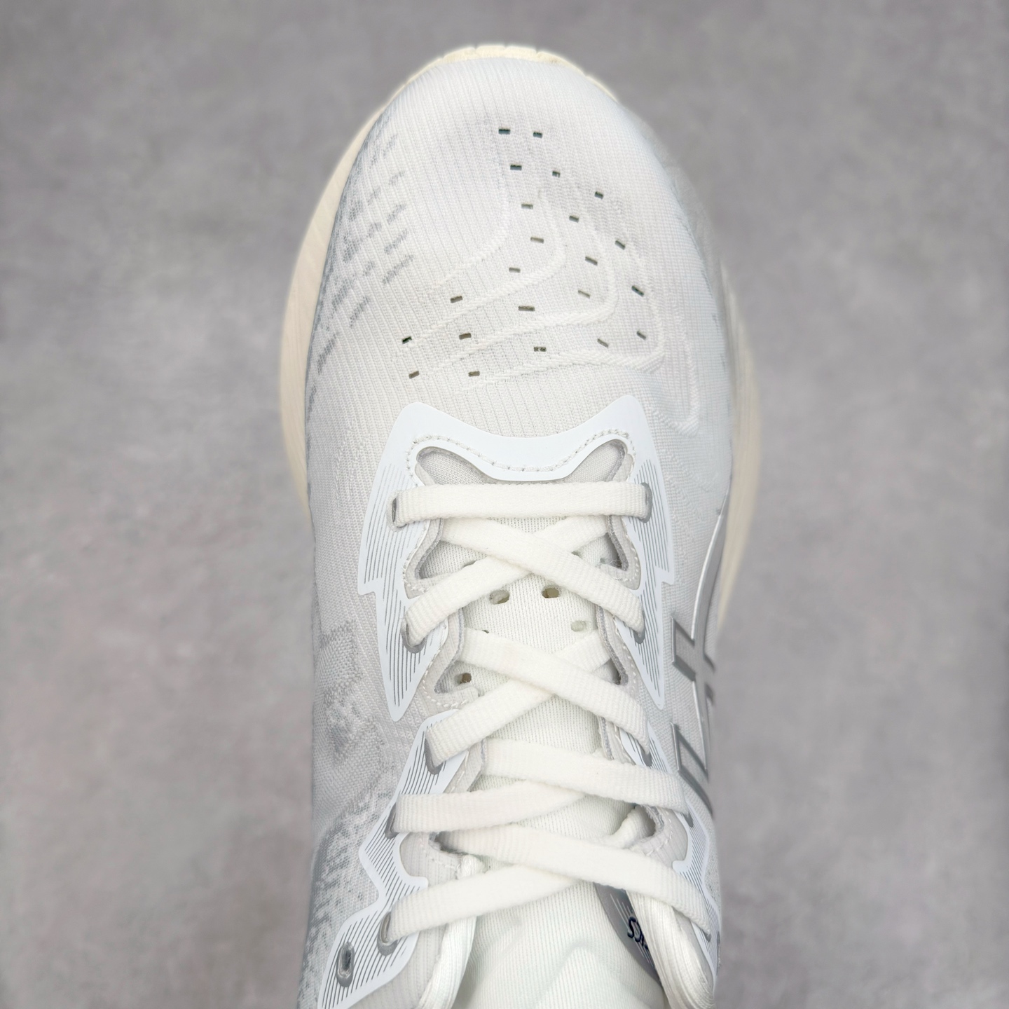 图片[4]-＃特价福利 ASICS NOVABLAST 4 亚瑟士舒适缓震跑鞋 鞋面从NOVABLAST 3的工程网眼升级为一片式轻量编织设计 提升了跑鞋的透气性 并配备结构鞋舌 进一步提升透气性的同时减少鞋舌滑动 从而实现更好的包裹感 后跟结构也是亮点之一 不仅提升了稳定性 还能给跑者提供更强支撑 上脚舒适度非常明显 无论如何跑跳晃动 双脚都被包裹的非常服帖舒适 同时前脚掌有足够空间 中足又很贴合 后跟高度和弧度也都非常舒适 从NOVABLAST 4 采用全新FF BLAST PLUS ECO轻量高能回弹泡棉材料 这是一种超过20%的生物基可再生资源 在带给跑者更舒适体验同时助力减轻环境负担 值得关注的是NOVABLAST 4将成为该系列首款贴有CO2e标签的鞋款 以进一步严格贯彻ASICS亚瑟士的可持续发展理念 大底采用了低密度设计的AHAR LO 更大程度增强鞋款耐磨性 提升使用寿命 外底液采用了全新设计 其灵感来源于植物的斐波那契螺旋叶片图案 独特的几何纹路使新一代鞋款的外观更具标志性 中底和大底设计都是为了让跑者获得更大的能量反馈 更强的回弹性 在跑步过程中轻弹畅跑 看配置就能感受到NOVABLAST 4 的优势 高回弹、高缓震、且耐用的综合长跑训练鞋 尺码：36 37 38 39 39.5 40 40.5 41.5 42 42.5 43.5 44 45-选品中心